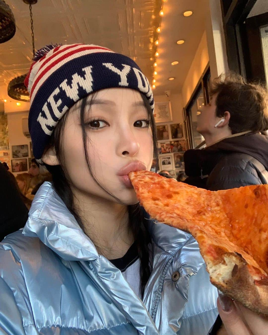 カン・ギョンミンさんのインスタグラム写真 - (カン・ギョンミンInstagram)「5달러 모자 귀여웝 그리고 피자 왕 맛있어🍕;;」2月19日 23時16分 - kkmmmkk