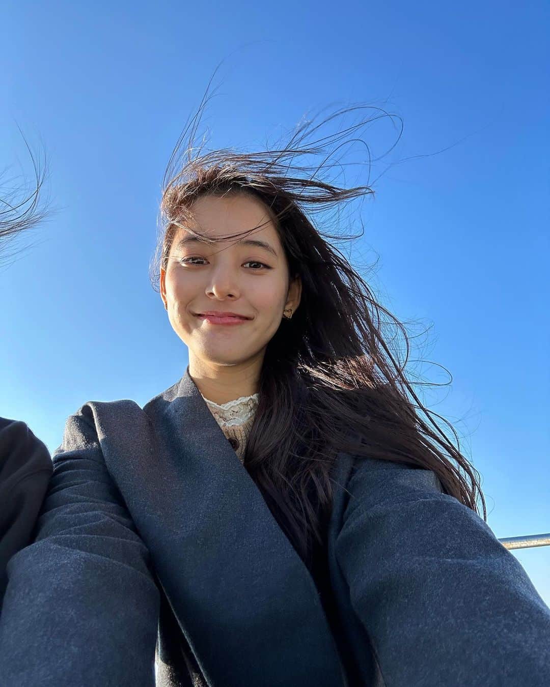 新木優子さんのインスタグラム写真 - (新木優子Instagram)「#あらきあるき　にて訪れた能登の海が穏やかで綺麗ですっごく素敵でした🐬♡  風が気持ちよかった、、✨ 髪の毛をくくるべきだった😂」2月19日 23時19分 - yuuuuukko_