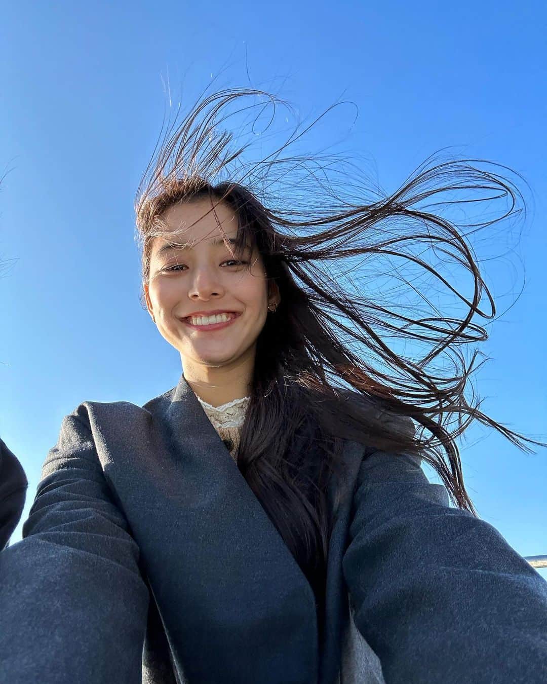 新木優子さんのインスタグラム写真 - (新木優子Instagram)「#あらきあるき　にて訪れた能登の海が穏やかで綺麗ですっごく素敵でした🐬♡  風が気持ちよかった、、✨ 髪の毛をくくるべきだった😂」2月19日 23時19分 - yuuuuukko_