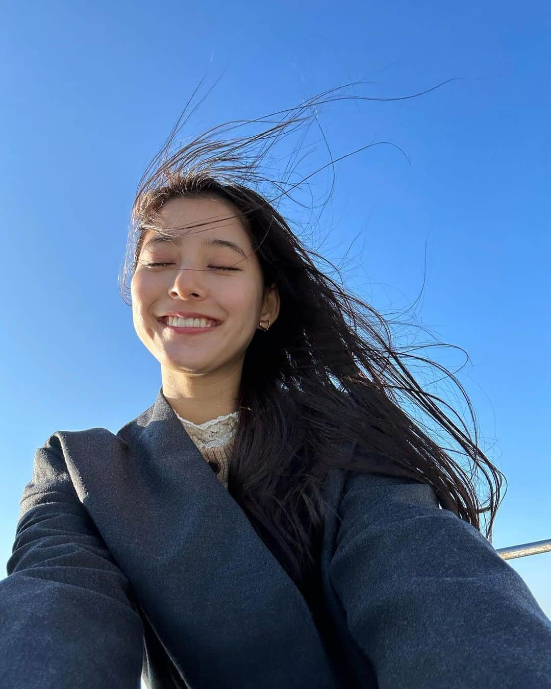 新木優子さんのインスタグラム写真 - (新木優子Instagram)「#あらきあるき　にて訪れた能登の海が穏やかで綺麗ですっごく素敵でした🐬♡  風が気持ちよかった、、✨ 髪の毛をくくるべきだった😂」2月19日 23時19分 - yuuuuukko_