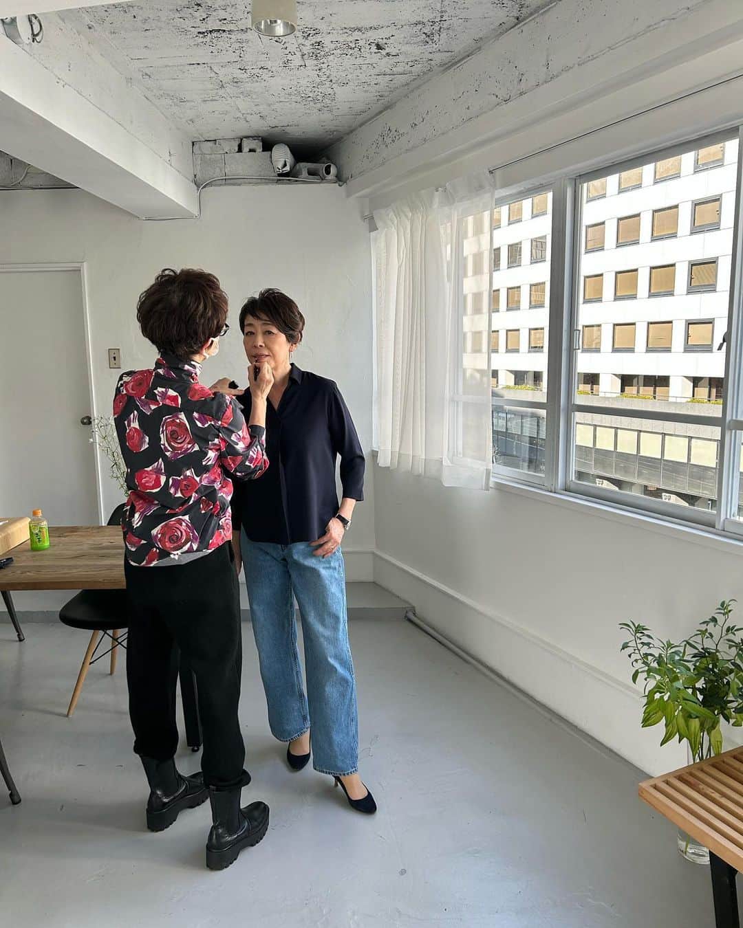 安藤優子さんのインスタグラム写真 - (安藤優子Instagram)「ある日の撮影！  お早うございます‼️  昨日はものすごい強風でしたね。  東京もぽっかぽか、リンも快適散歩でした。  アップした写真は、最近受けた雑誌#クウネル の撮影での一コマ。  このところインスタを見てくださって、デニムの取材のご依頼をちょくちょくいただきます。  この日は愛用の#uniqlo のバギーなどを取材していただきました。  メイクは長年お世話になっていて仲良しの徳田郁子さん。通称徳ちゃんとか、いっこさん。  カメラも編集も女子チームで、和気あいあい楽しい撮影でした。  また、発売日などは後日お伝えいたしますね。  さっ月曜日！  今週も中くらい（笑）バタバタですが、気持ちの良い日々にしたいなと思います。  みなさま今週も、それなりに（笑）気持ちの良い毎日をお過ごしくださいませ。  本日もファイティン‼️  #フレンチブルドッグ  #安藤優子」2月20日 6時41分 - yukoando0203