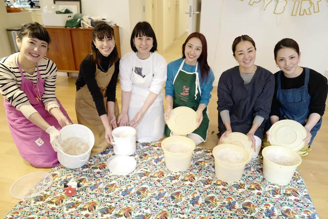 安田美沙子さんのインスタグラム写真 - (安田美沙子Instagram)「おはよう🤍  わが家でお味噌仕込みました！  仲良しママたちこどもたち たっくさん✨  こどもたち一生懸命コネコネ味噌玉作って、みんなの菌が入って。。それを口にする日が楽しみです。  できたら、それぞれの味噌くらべをしようと約束しました☺️豚汁で😋  まいまいの美味しいご飯食べたり、次男と同じ誕生日の 長男の仲良しくんの合同誕生日したり🎂  平和な時間がながれた1日になりました🤍 味噌がほんとに楽しみ✨  #まいまい味噌教室 #味噌づくり #子供たちの笑顔  #食育 #お誕生日 #ポッチャマ」2月20日 7時31分 - yasuda_misako