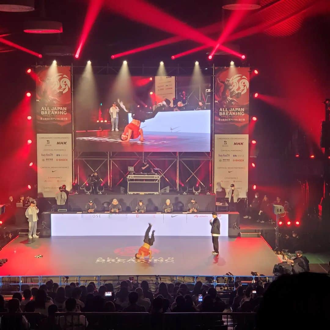 田畑竜介さんのインスタグラム写真 - (田畑竜介Instagram)「全日本ブレイキン選手権 取材をしてきました🎤  今度の金曜日から北九州で始まる Breaking for Gold World Series in北九州 に出場する男女各3選手に注目✨  その中でBBOY Shigekixが優勝🥇 BGIRL AYUMIが優勝🥇、AMIが準優勝🥈 という素晴らしい結果を残しました‼️  ワールドシリーズでは世界の強豪たちと ダンスバトルを繰り広げます💃  詳しいことは分からなくても 見たらその凄さ、楽しさが伝わるのが ブレイキンの魅力です✨ また、十人十色と言いますが、 選手一人一人にそれぞれのスタイルがあり 多彩なダンスを楽しめるのも魅力です✨  テレビ、会場でお楽しみください🎶  #bfgwsin北九州 #breaking  #worldseries #北九州市 #ブレイキン  #shigekix #issin #toa  #ayumi #ami #riko」2月20日 7時45分 - tabacchi_rkb