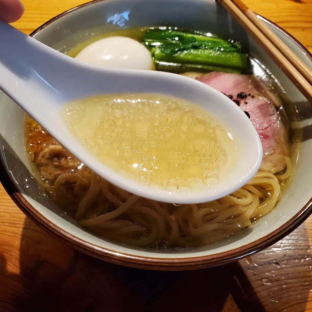 田畑竜介さんのインスタグラム写真 - (田畑竜介Instagram)「渋谷の『図鑑』へ🍜  気になっていたので、 仕事の合間に行けて、ラッキー😊  特製の塩ラーメンは絶品でした😋  値は張りますが、 素材にこだわったスープ、麺、具材は どれも味わい深いもので、 一杯の中できちんと調和していました😌  飲食店に間借りして、 昼間のみの営業スタイル  #渋谷 #ラーメン #図鑑  #特製塩ラーメン」2月20日 8時38分 - tabacchi_rkb