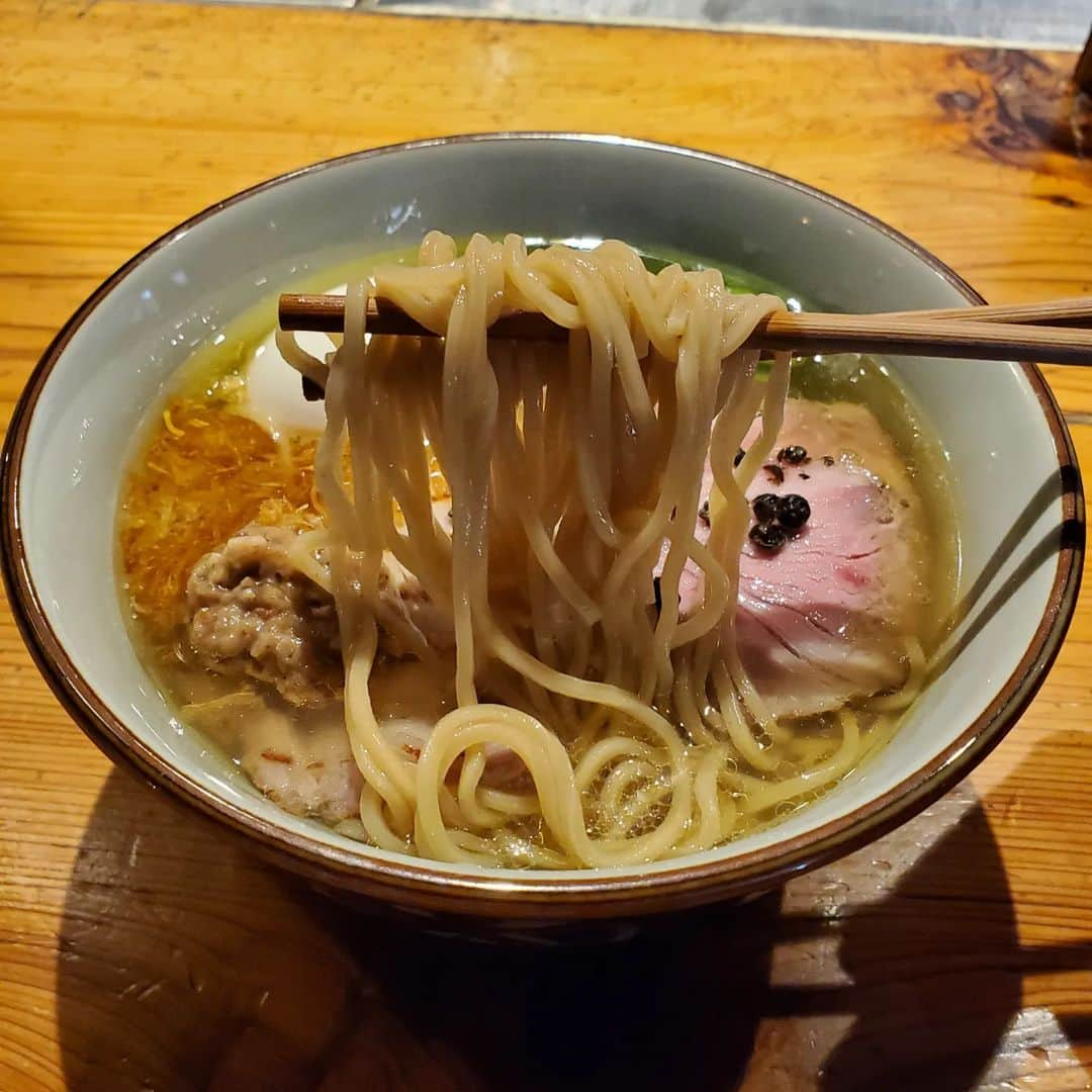 田畑竜介さんのインスタグラム写真 - (田畑竜介Instagram)「渋谷の『図鑑』へ🍜  気になっていたので、 仕事の合間に行けて、ラッキー😊  特製の塩ラーメンは絶品でした😋  値は張りますが、 素材にこだわったスープ、麺、具材は どれも味わい深いもので、 一杯の中できちんと調和していました😌  飲食店に間借りして、 昼間のみの営業スタイル  #渋谷 #ラーメン #図鑑  #特製塩ラーメン」2月20日 8時38分 - tabacchi_rkb