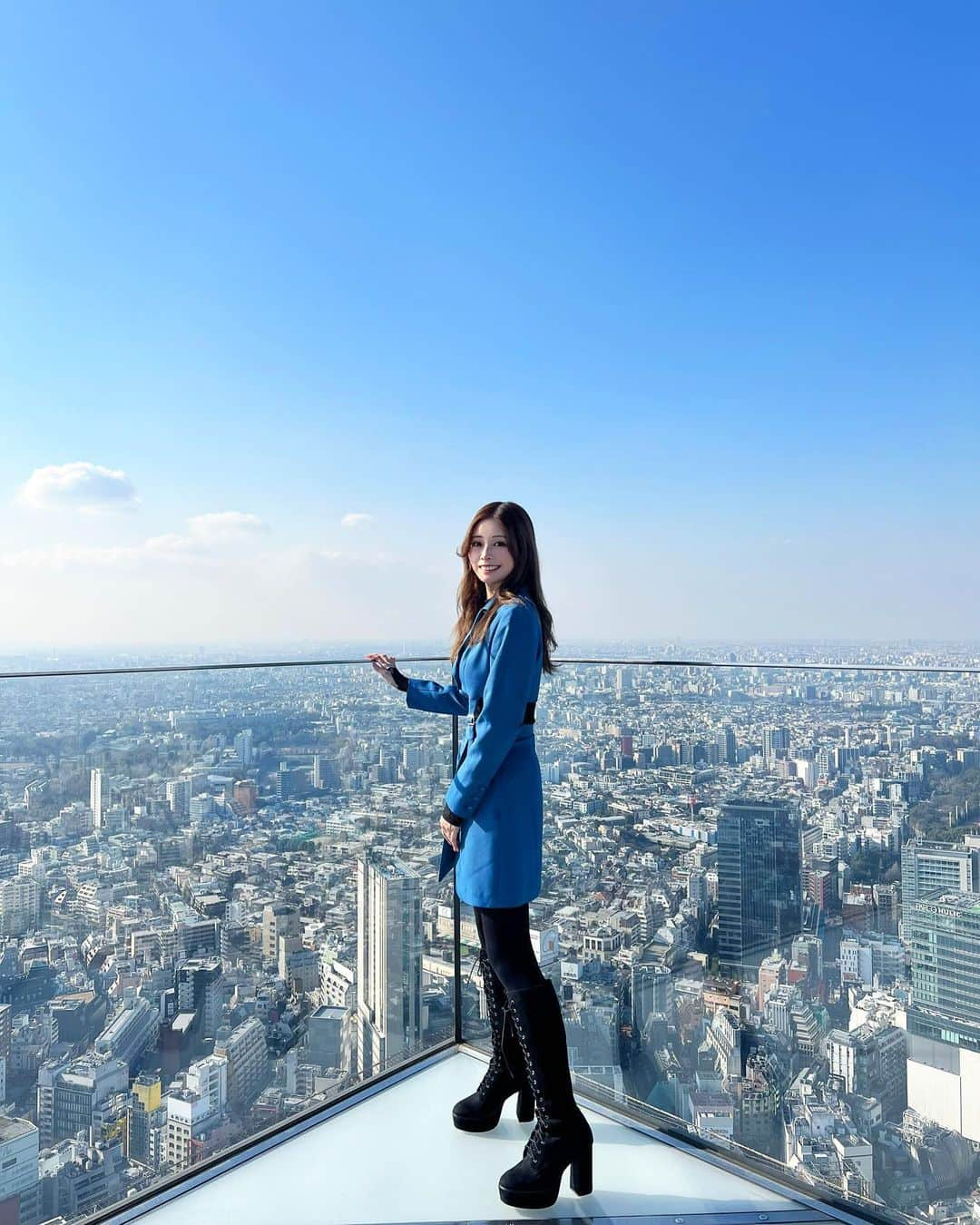 得あゆさんのインスタグラム写真 - (得あゆInstagram)「SHIBUYA SKY☁️💙 @shibuya_sky 高い所大好き人間なので平気ですが 割と怖かったです。笑  屋上は子供の抱っこ禁止❌なので しっかり歩ける様になった子供しかいけません🥺  【物事を知ると足がすくむ🦵🏻 何も知らない👦🏻は怖いもの知らず。】笑  #shibuyasky#渋谷スカイ#渋谷sky  setupは　@eimyistoire_official です💙 ・ ・ ・ ・ ・ ・ ・ ・ ・ ・ ・ ・ ・ ・ ・ ・ ・ ・ ・ ・ ・ ・ #渋谷#渋谷デート#スクランブル交差点#東京#東京観光#東京旅行#shibuya#tokyo#セットアップ#春服#高所恐怖症#屋上#展望台#setup#家族旅行#親子コーデ#子育てママ#ママコーデ#ママライフ#男の子ママ#1歳#観光名所#東京カフェ#春コーデ#インスタ映え#映え#映えスポット」2月20日 10時20分 - tokuayu819