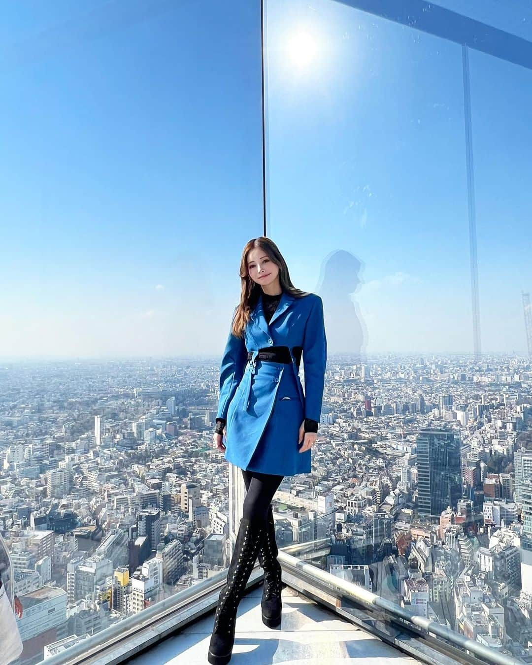 得あゆさんのインスタグラム写真 - (得あゆInstagram)「SHIBUYA SKY☁️💙 @shibuya_sky 高い所大好き人間なので平気ですが 割と怖かったです。笑  屋上は子供の抱っこ禁止❌なので しっかり歩ける様になった子供しかいけません🥺  【物事を知ると足がすくむ🦵🏻 何も知らない👦🏻は怖いもの知らず。】笑  #shibuyasky#渋谷スカイ#渋谷sky  setupは　@eimyistoire_official です💙 ・ ・ ・ ・ ・ ・ ・ ・ ・ ・ ・ ・ ・ ・ ・ ・ ・ ・ ・ ・ ・ ・ #渋谷#渋谷デート#スクランブル交差点#東京#東京観光#東京旅行#shibuya#tokyo#セットアップ#春服#高所恐怖症#屋上#展望台#setup#家族旅行#親子コーデ#子育てママ#ママコーデ#ママライフ#男の子ママ#1歳#観光名所#東京カフェ#春コーデ#インスタ映え#映え#映えスポット」2月20日 10時20分 - tokuayu819