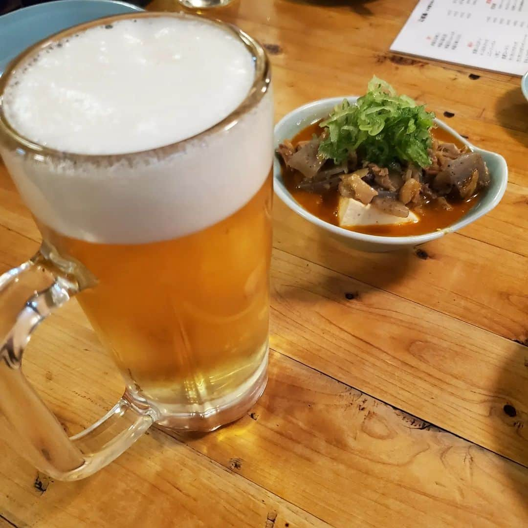 田畑竜介さんのインスタグラム写真 - (田畑竜介Instagram)「五反田で見つけた大衆酒場🍺  ふらっと立ち寄ったお店の外観が 『あ！ここ絶対うまい店だ』と 思わせる雰囲気を漂わせていたので入店🎶  後で調べると、 地元で人気のお店のようで✨  良心的な値段で、味も出し方もよく、 繁盛するのも頷けます😌  もつ煮込みも、肉豆腐も、 きゅうりの浅漬けも、豆苗炒めも レバテキも美味しかったですが、 個人的なヒットはワカサギのマリネ✨  南蛮漬けかなとイメージしていましたが、 揚げたてのワカサギの唐揚げに さらっとお酢と、胡椒をかけたような シンプルなもの🎶 これが旨かった～👌  また立ち寄りたいお店でした😋  #五反田 #五反田グルメ  #大衆酒場 #beetle #ビートル」2月20日 9時34分 - tabacchi_rkb