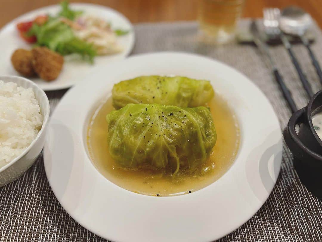 本田朋子さんのインスタグラム写真 - (本田朋子Instagram)「久しぶりにロールキャベツ。 コンソメスープに少しケチャップを入れてさっぱりとさせました。  そして、デザートはよくお料理をお手伝いしてくれる息子と、クレープ作り。 自分で作ったクレープはより一層美味しいようで、3個も食べてました笑  今度は何作ろうか♡  #夕飯 #おうちごはん #ロールキャベツ #クレープ #4歳 #男の子ママ」2月20日 11時29分 - tomoko_honda_official_phonics