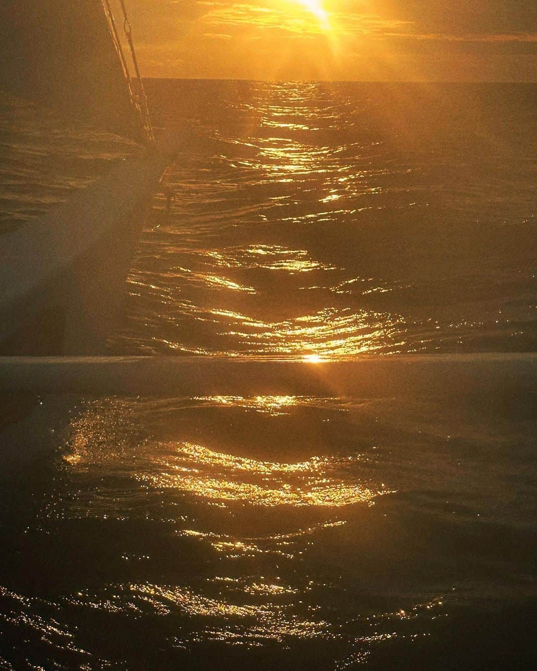 キム・ハンソルさんのインスタグラム写真 - (キム・ハンソルInstagram)「sunset sailing🌅🏖️➿😎 날씨야 맑아줘서 고마워!!❤️ #solvly_travel」2月20日 12時05分 - khsolvly