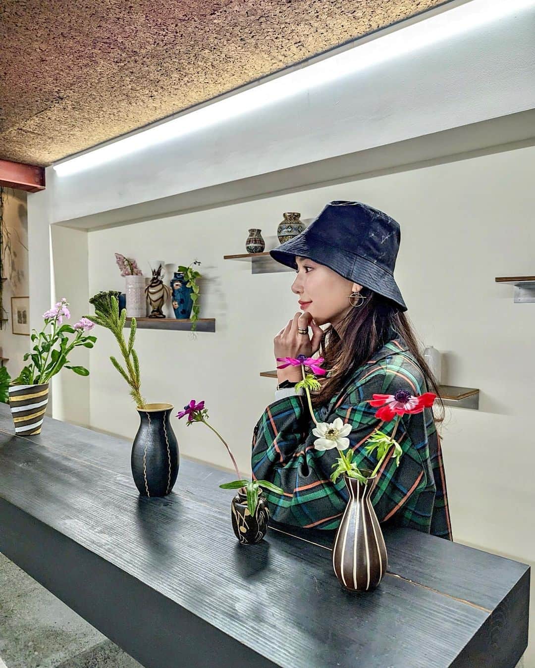 石井里奈さんのインスタグラム写真 - (石井里奈Instagram)「福岡アート旅︎🫶🏻 おしゃれなお友達に教えてもらった花瓶屋さんへ🌷 @blumo_  . 世界のオシャレな花瓶が沢山あって私はスウェーデンの花瓶を買って︎✨ ただ普通にお買い物に来たのだけど、店内があまりにも可愛くて、花瓶も可愛くてこれはみんなにも紹介したいなと思って写真を取りました📸💛 . hat... @coel.official  @ryoko_yonekura_0801 @youn1029 コラボのもの︎🫶🏻 coat... @munich_official  denim... @healthydenim  shoes... @tomorrowland_jp  . #blumo #花瓶 #お花 #お花のある暮らし #花 #ライフスタイル #花のある暮らし #インテリア #flowers #flowerstagram #福岡旅 #福岡旅行」2月20日 12時13分 - ri7tin1025
