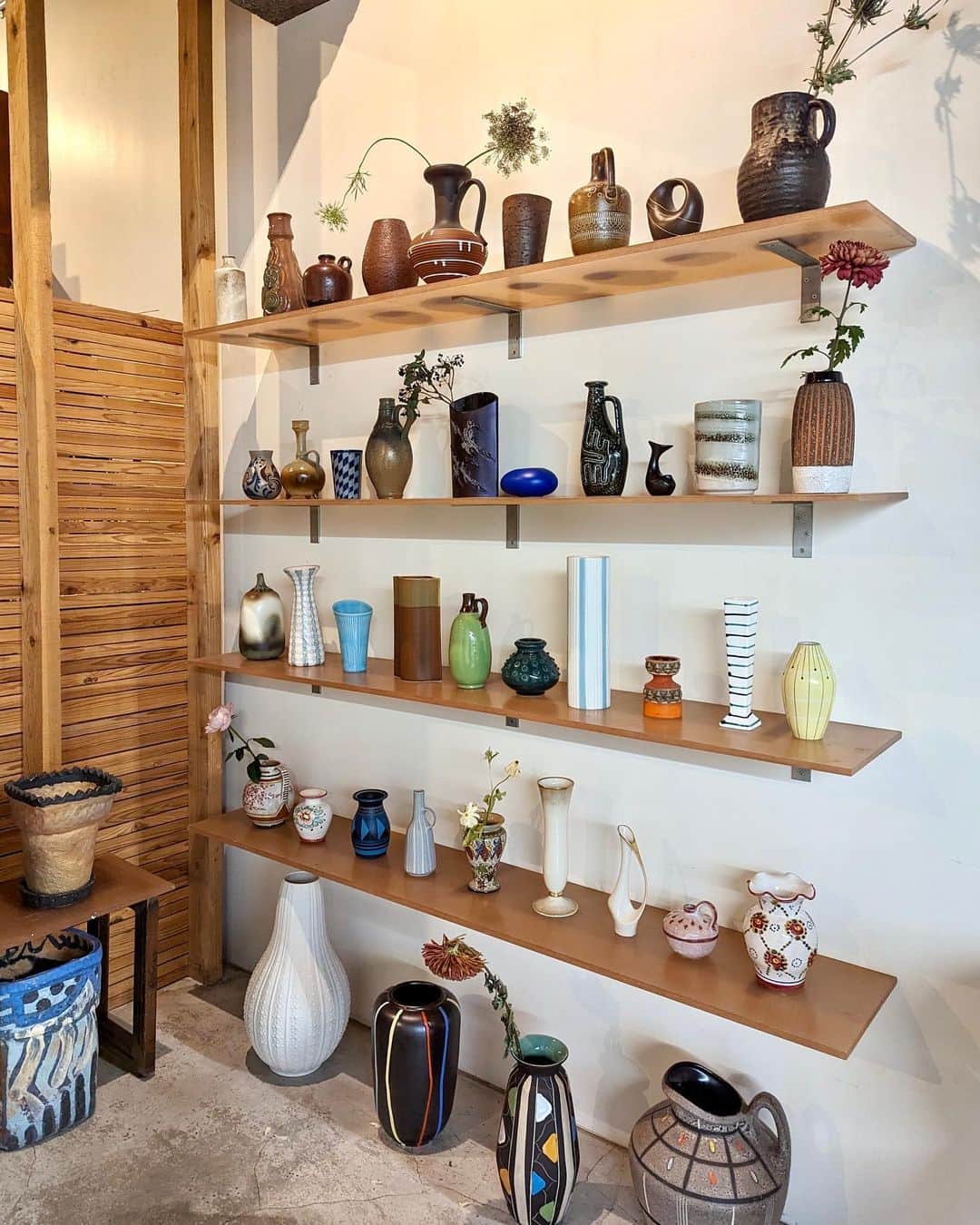 石井里奈さんのインスタグラム写真 - (石井里奈Instagram)「福岡アート旅︎🫶🏻 おしゃれなお友達に教えてもらった花瓶屋さんへ🌷 @blumo_  . 世界のオシャレな花瓶が沢山あって私はスウェーデンの花瓶を買って︎✨ ただ普通にお買い物に来たのだけど、店内があまりにも可愛くて、花瓶も可愛くてこれはみんなにも紹介したいなと思って写真を取りました📸💛 . hat... @coel.official  @ryoko_yonekura_0801 @youn1029 コラボのもの︎🫶🏻 coat... @munich_official  denim... @healthydenim  shoes... @tomorrowland_jp  . #blumo #花瓶 #お花 #お花のある暮らし #花 #ライフスタイル #花のある暮らし #インテリア #flowers #flowerstagram #福岡旅 #福岡旅行」2月20日 12時13分 - ri7tin1025