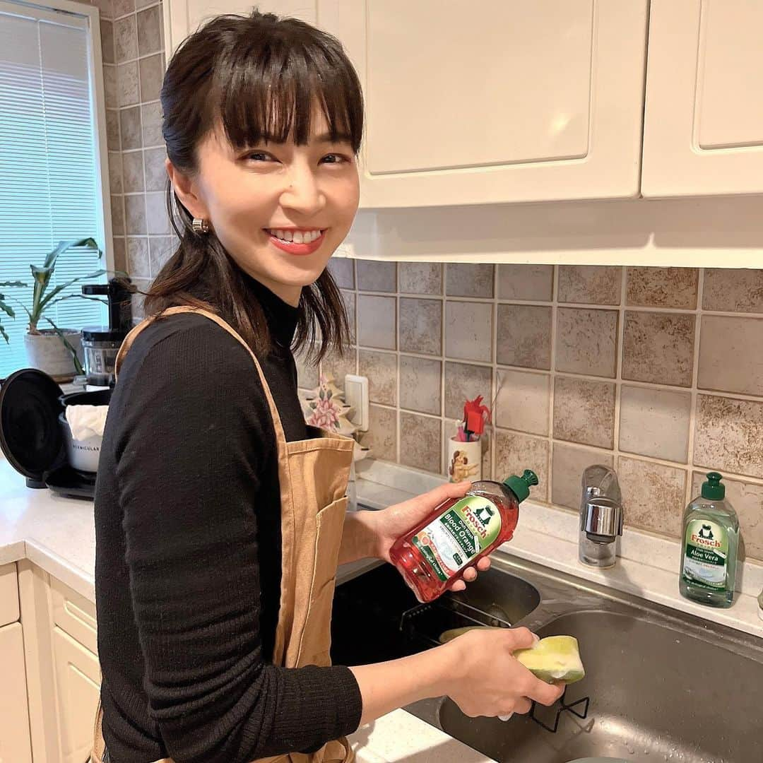 安田美沙子さんのインスタグラム写真 - (安田美沙子Instagram)「フロッシュ®︎( @frosch.jp )の食器用洗剤🐸✨   使い出してから、手がカサカサしにくくなりました✨ 毎日使うものだから。。。 ほぼ100%自然に還る洗剤というのも嬉しい！   そんなフロッシュ®︎では。。。  #フロッシュ手荒れ予防の新習慣 というキャンペーンを実施しているそうです☺   🙌キャンペーンについて 手肌にやさしいフロッシュ®食器用洗剤による、デジタル上で参加できるキャンペーンです。デジタルスクラッチで「あたり画面」が表示された５名様へ、フロッシュ®食器用洗剤2種(アロエヴェラ＆ブラッドオレンジ(各300ml))とPanasonic スチーマーナノケアをプレゼントします✨  更に、Twitterでダブルチャンスキャンペーンに参加された方の中から抽選で30名様にフロッシュ®食器用洗剤 「リーフスポンジギフトセット」をプレゼント🎁   ⏰期間：2023年2月16日～3月16日   詳しくは、フロッシュ®のInstagramを確認してみてくださいね！   #フロッシュ #frosch #sponsored #家事　#mama」2月20日 13時14分 - yasuda_misako