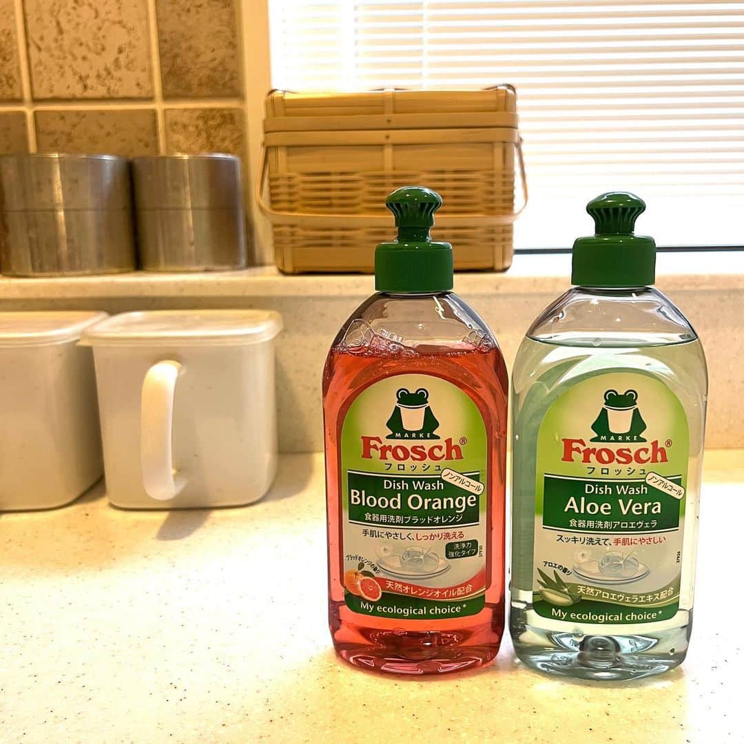 安田美沙子さんのインスタグラム写真 - (安田美沙子Instagram)「フロッシュ®︎( @frosch.jp )の食器用洗剤🐸✨   使い出してから、手がカサカサしにくくなりました✨ 毎日使うものだから。。。 ほぼ100%自然に還る洗剤というのも嬉しい！   そんなフロッシュ®︎では。。。  #フロッシュ手荒れ予防の新習慣 というキャンペーンを実施しているそうです☺   🙌キャンペーンについて 手肌にやさしいフロッシュ®食器用洗剤による、デジタル上で参加できるキャンペーンです。デジタルスクラッチで「あたり画面」が表示された５名様へ、フロッシュ®食器用洗剤2種(アロエヴェラ＆ブラッドオレンジ(各300ml))とPanasonic スチーマーナノケアをプレゼントします✨  更に、Twitterでダブルチャンスキャンペーンに参加された方の中から抽選で30名様にフロッシュ®食器用洗剤 「リーフスポンジギフトセット」をプレゼント🎁   ⏰期間：2023年2月16日～3月16日   詳しくは、フロッシュ®のInstagramを確認してみてくださいね！   #フロッシュ #frosch #sponsored #家事　#mama」2月20日 13時14分 - yasuda_misako