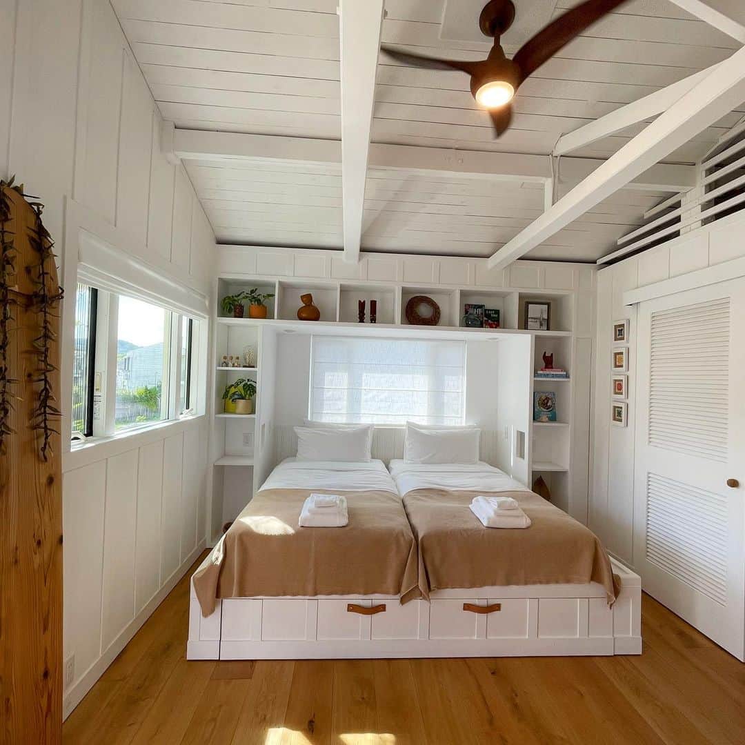 田中律子さんのインスタグラム写真 - (田中律子Instagram)「ここは、ハワイなのか❓🌴🌈 と、思ってしまうくらい素敵な1棟レンタルのホテル🏠  沖縄恩納村にオープンした、ハワイアンスタイルホテル『The Guava Shack』　@guavashack   オーナーご夫妻が4年かけて土地の開拓からこの建物、お庭、ぜーんぶ手作り❗️🏠🌴👏🏼もーね、ホントに愛情たっぷりで、居心地よくて、最高な時間が過ごせます❤️  テラスから風が家の中を抜けていくし、カバードポーチのブランコに揺られて、お庭のバナナや椰子の木🌴を眺める至福の時間🤩  キッチンもバスルームもホントに素敵で、こんな平屋の家最高❗️ってみんな言うと思う、私の大好きな空間でした❤️インテリアとかタイプすぎて、真似したいものいっぱいでしたー😆ハワイ好きな人は、沖縄来たら、ホント泊まってほしい❗️  オーナーご夫妻お世話になりましたー🤙🏼めちゃくちゃ素敵なお2人なので、みんなステイしてみてね❤️  #okinawa  #okinawalife  #beachlife  #guavashack  #hawaiianstyle  #手作りホテル #海のある生活」2月20日 16時56分 - ri2kotanaka