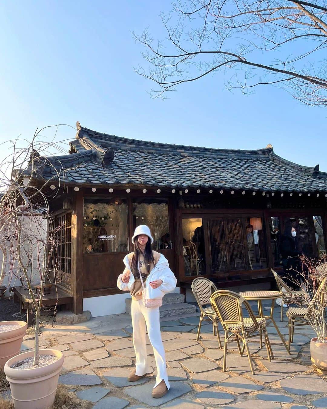 Son Ju Heeさんのインスタグラム写真 - (Son Ju HeeInstagram)「. 눈 떠보니 경주🤎  다시 온 황리단길은 여전히 예뻤고 기와랑 하늘이랑 어우러진 풍경만 보고 있어도 힐링 그자체☺️  #경주여행 #황리단길 #감성을찾아서」2月20日 17時27分 - juhee__ss