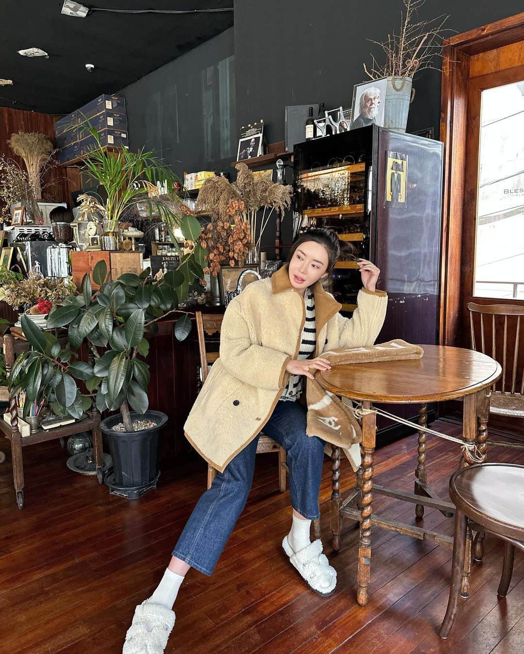 アン・シネさんのインスタグラム写真 - (アン・シネInstagram)「요즘 유일한 취미인 꽃꽂이 하러 #블레스유플라워 다녀왔어요. 여기와서 자몽티 한잔하고 꽃잡고 있으면 정말 힐링되고 @blessyouflower 민지대표님이 꾸며놓은 인테리어는 마치 프랑스에 온듯한 느낌이 들어 여행다녀온것 같아요 😌」2月20日 17時59分 - shinaeahn