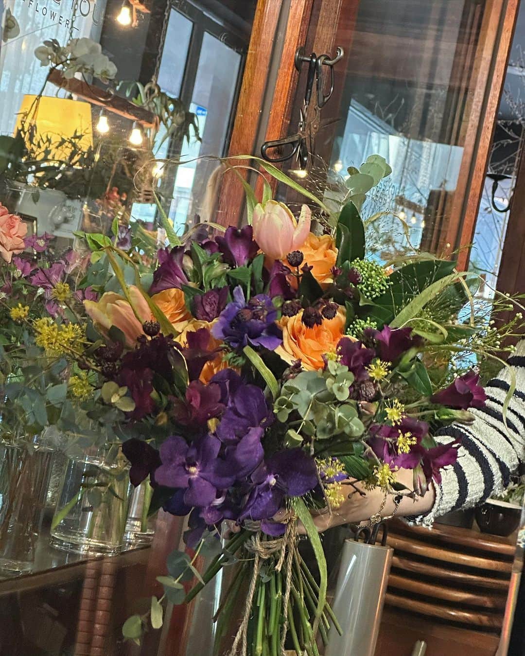 アン・シネさんのインスタグラム写真 - (アン・シネInstagram)「요즘 유일한 취미인 꽃꽂이 하러 #블레스유플라워 다녀왔어요. 여기와서 자몽티 한잔하고 꽃잡고 있으면 정말 힐링되고 @blessyouflower 민지대표님이 꾸며놓은 인테리어는 마치 프랑스에 온듯한 느낌이 들어 여행다녀온것 같아요 😌」2月20日 17時59分 - shinaeahn