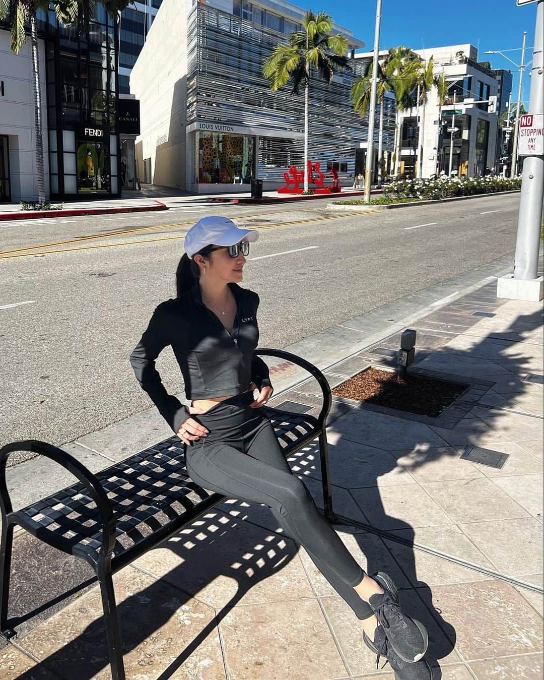 雨宮みずきさんのインスタグラム写真 - (雨宮みずきInstagram)「食後のお散歩🚶‍♀️👟🤍 📍Rodeo Drive   LAはジムウェアでホテルの朝ごはん 食べに行ってもみんな同じような格好の 女性ばかりで嬉しかった😎🤍  @lyft.official のウェアは 全部デザインが可愛いよ🤍🖤  #rodeodrive #beverlyhills #losangeles」2月20日 18時39分 - ammymzk0926