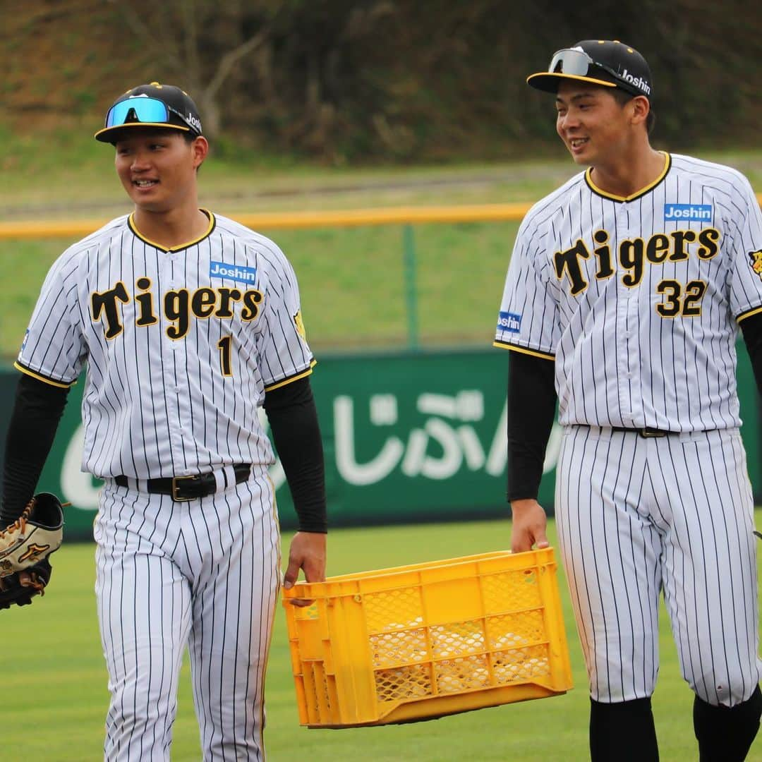 阪神タイガースさんのインスタグラム写真 - (阪神タイガースInstagram)「2月20日、宜野座村野球場での春季キャンプの様子・野手編です！ #梅野隆太郎 選手 #藤田健斗 選手 #ヨハンミエセス 選手 #原口文仁 選手 #大山悠輔 選手 #中川勇斗 選手 #佐藤輝明 選手 #今岡真訪 コーチ #木浪聖也 選手 #近本光司 選手 #森下翔太 選手 #井上広大 選手 #阪神タイガース  #宜野座キャンプ  #ARE ★キャンプ中継は#虎テレ で！」2月20日 19時25分 - hanshintigers_official