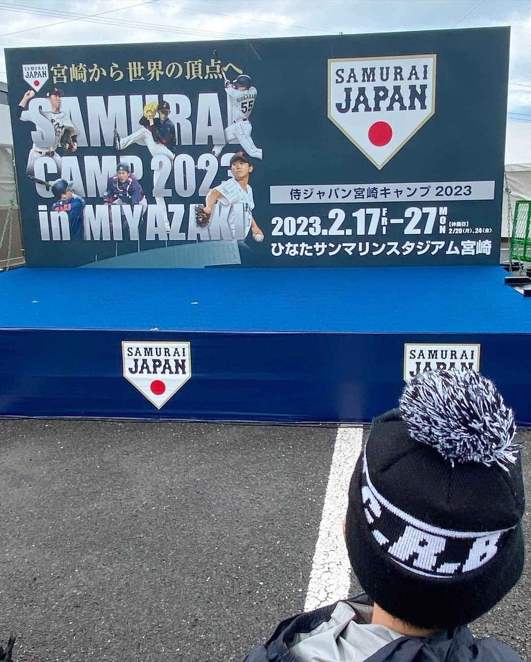 川島恵さんのインスタグラム写真 - (川島恵Instagram)「WBC日本代表「侍ジャパン」宮崎キャンプ⚾️行ってきました！ ・ 席は、一塁側内野指定席の6段目で、選手の一挙手一投足もしっかり見えました！ 迫力がありましたよ〜⚾️  選手の投球や力強い打球が放たれるとを観客から歓声と拍手が沸き起こっていました👏 ・ 前日の準備中に、「双眼鏡〜あったっけ？🕶」と家中さがしたら、子供のおもちゃの100均のがあったので持っていきました笑 鳥の数を数えているのではありません🦜 選手をより近く🕶！ ・ 入場整理券がなくても楽しめる球場隣のグッズ販売ブースや飲食ブースも、多くの方で賑わっていました！ 宮崎の魅力を全国の方に感じていただきたいです🌴 ・ #侍ジャパン宮崎キャンプ #宮崎キャンプ #ワールドベースボールクラシック #wbc  #キャンプ #双眼鏡 #オペラグラス #キャンプ観戦 #100円均一 #100均」2月20日 19時37分 - mrt.kawashima