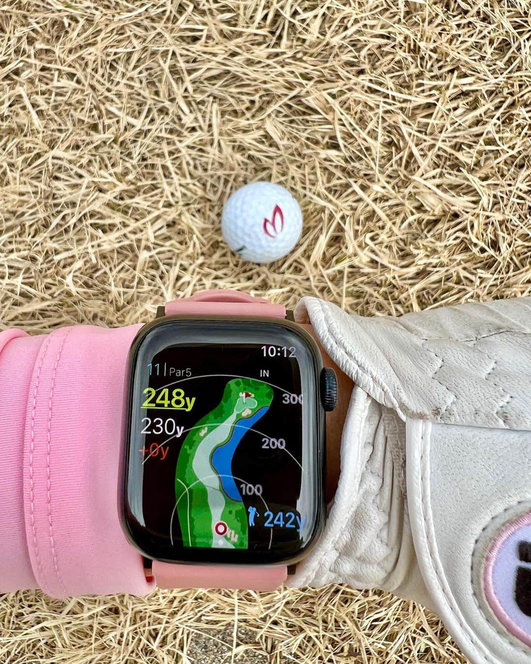 Yuuさんのインスタグラム写真 - (YuuInstagram)「Apple Watch使ってますか?  めちゃ問い合わせあったApple Watchに入れてるアプリは『ゴルフな日SU』です♪ パッとコースのレイアウトや総飛距離が確認できてちょー便利👍  Apple Watch便利機能を少しご紹介、、  ゴルフや運動の時は絶対つけます⛳️ 消費カロリーが出てダイエットのサポートにもなる⌚️  Suicaを入れれるので改札でピッ🚉  LINEやメッセージを通知💌 大事な内容か一目で分かるから便利♪  最近は体温センサー、事故衝撃感知機能とか かなり便利になってるっぽい❣️ アップデートしなきゃっ‼️  @apple  #AppleWatch #Apple #スマートウォッチ  #元内ゆう #おはゆう#おはゆうチャンネル #ガチゴルフ女子 #ゴルフ女子 #ゴルフバカ #ゴルフスクール #ゴルフウェア #ゴルフ女子コーデ #ゴルフスイング」2月20日 19時49分 - yuu1115yuu
