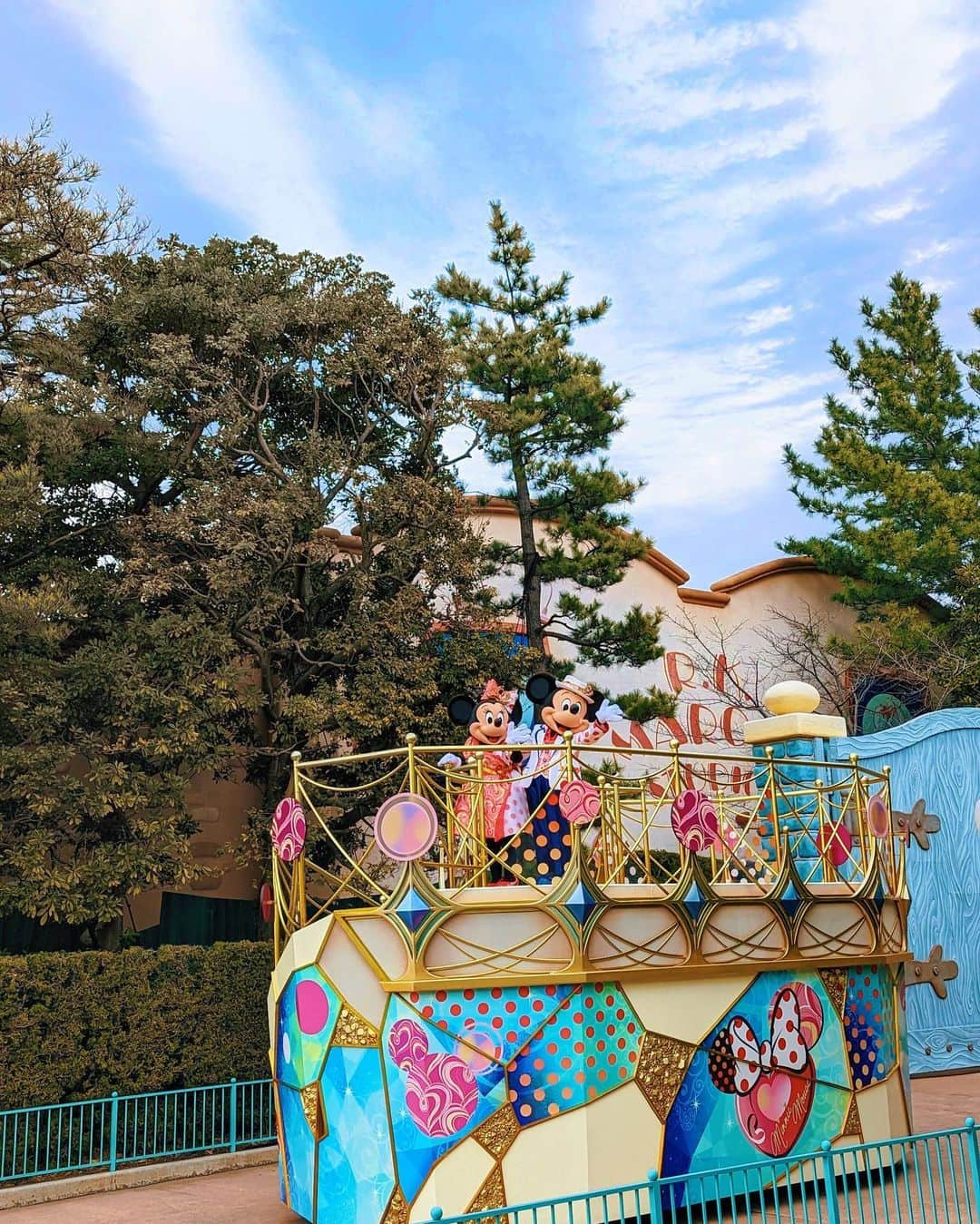 若槻千夏さんのインスタグラム写真 - (若槻千夏Instagram)「🌈🫶🏻🐭🌈🎈  クスクス笑いながら 撮ってるなーと 思ったら やっぱり私しか入ってない🫥📸  シンデレラ城とか 色々入れてくれー！！」2月20日 21時23分 - wakatsukichinatsu