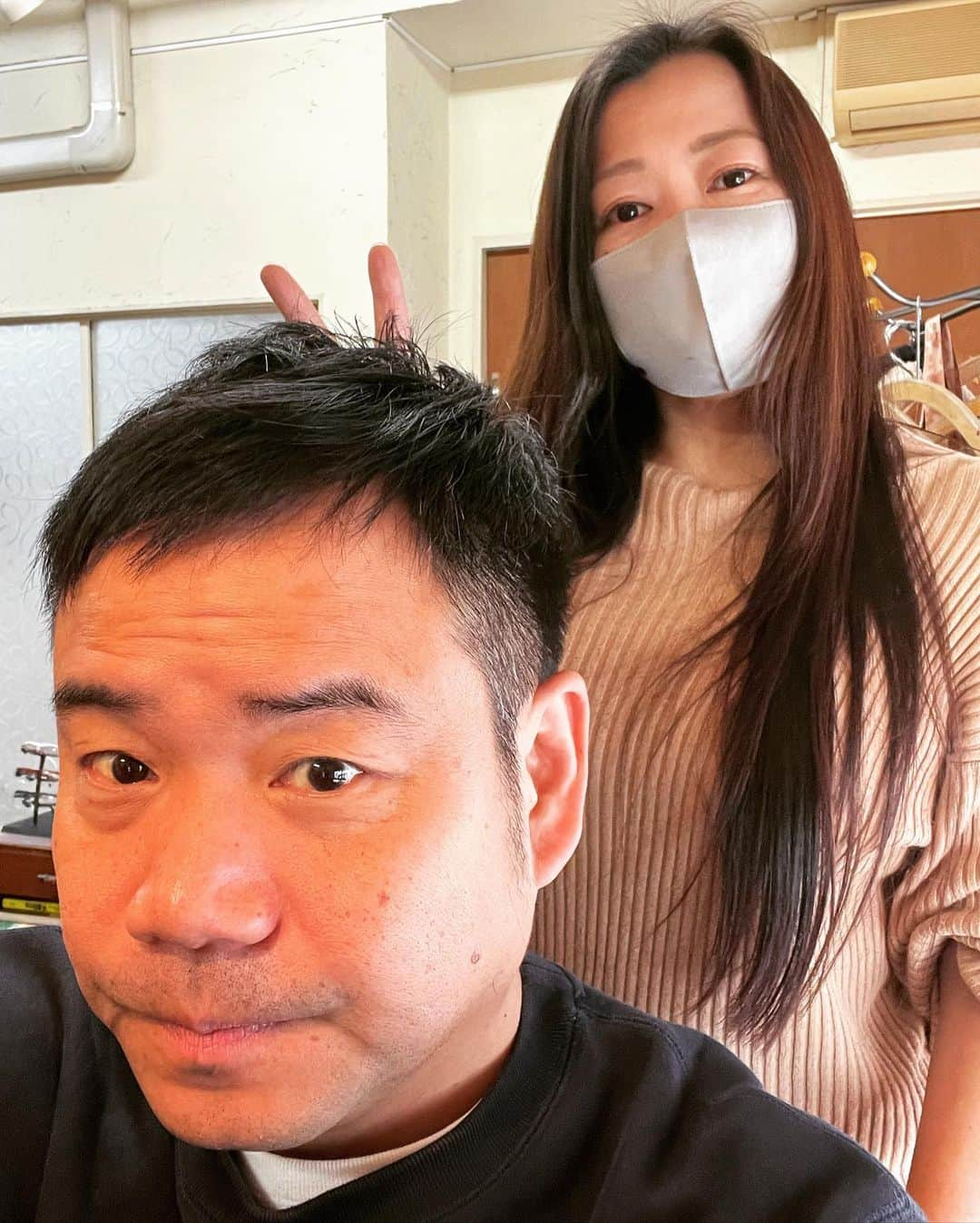 杉本知香さんのインスタグラム写真 - (杉本知香Instagram)「テーマ🌟 いちいちオーバーリアクションの美容師と ただただ不安なお客様。  #中目黒美容室 #アンバランス山本#アンバランス #山本栄治 #プラスマイナス兼光#プラスマイナス #兼光タカシ」2月20日 22時22分 - sugimotoc