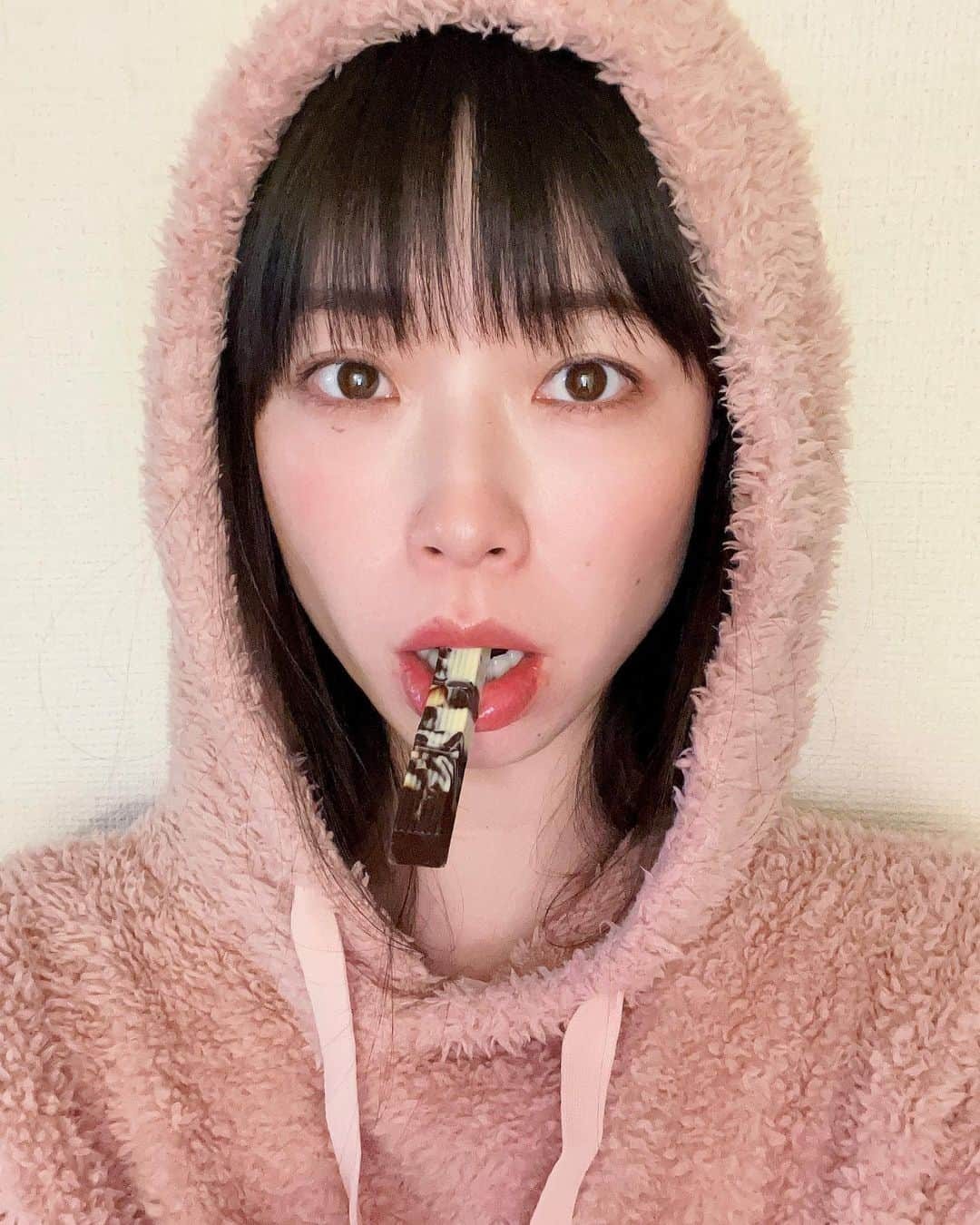 小田飛鳥さんのインスタグラム写真 - (小田飛鳥Instagram)「番長のもぐもぐタイム😋 #もぐもぐタイム #フルーツ大福 #フルーツ大福弁才天 #帝国ホテルのチョコ #帝国ホテルのチョコレート #写真だと思ったら動画だった 😚 #ポッキーゲーム 😚」2月20日 22時22分 - asuka_oda_0320