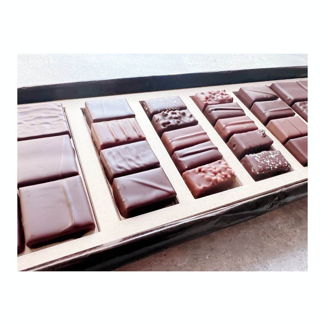 宮本笑里さんのインスタグラム写真 - (宮本笑里Instagram)「チョコ祭り投稿🍫  ◯贅沢ボンボンショコラの輝き。 ジャン=ポール・エヴァンのペーストも 甘すぎず魅惑の味。 （アランデュカスのペーストも絶品です）  @lechocolatalainducassejapan   @jeanpaulhevin_japon   ◯セブンイレブン限定のロッテ  プレミアムガーナ  2種のビスキュイトリュフ   銀色おすすめ。 売り切れてるから中々お目にかかれない🥺  @ghana_recipe  @seven_eleven_japan   ◯ずっと気になっていたガトーショコラ専門店  選んだのは ベイクドショコラ系、生ガトーショコラ、 チョコレートチーズケーキの3種。  食感や香りの違いを食べ比べ出来るお店🤤  @minimal_beantobarchocolate   #chocolate」2月21日 9時57分 - emirimiyamoto
