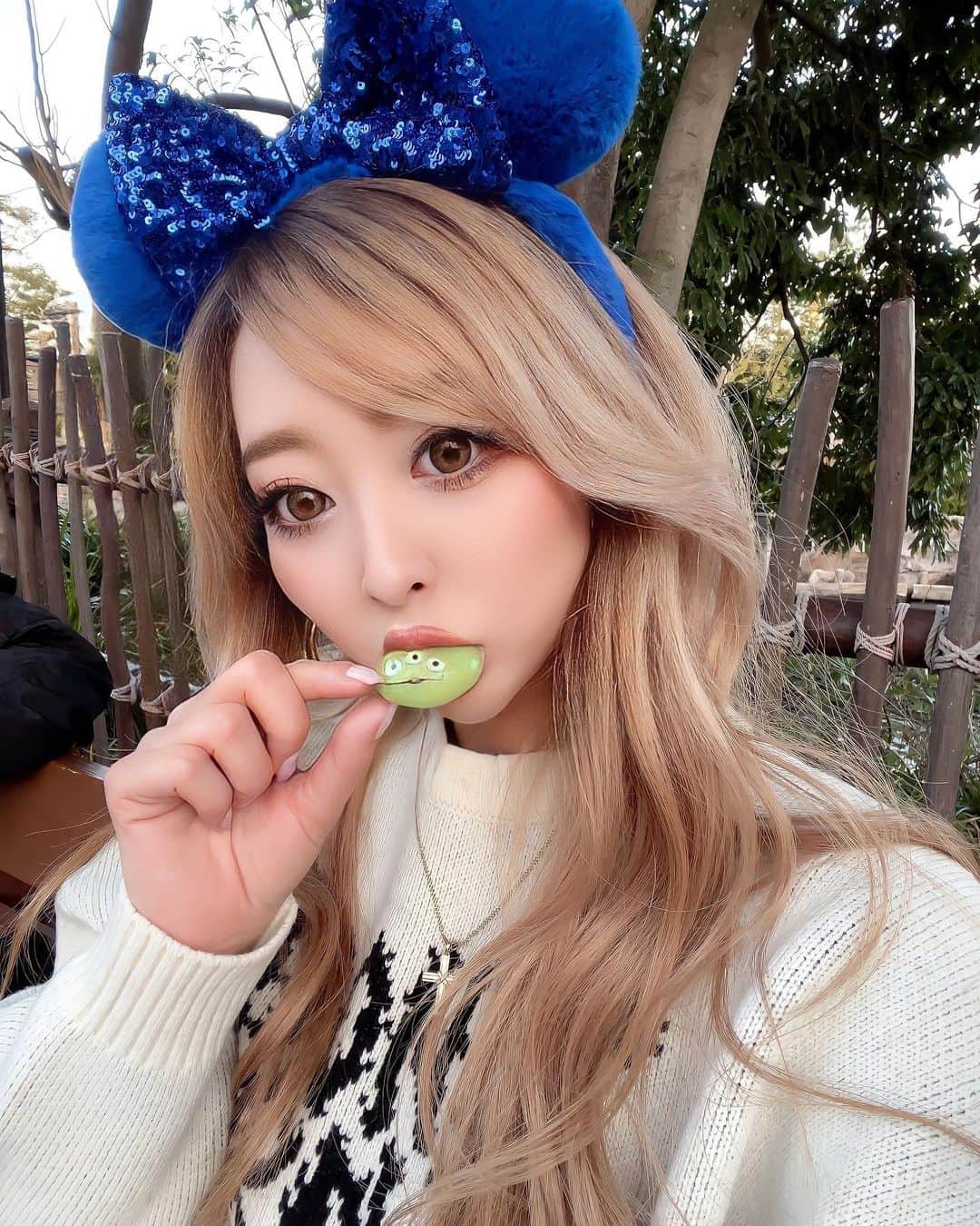 まあーか（まかたん）さんのインスタグラム写真 - (まあーか（まかたん）Instagram)「. もちもち(´･ω･`)💚はむはむ(´･ω･`)💚 ﾘﾄﾙｸﾞﾘｰﾝﾏﾝ添えたら映えるてゆったやつ誰？🥺 . #tokyodisneysea #disneysea #disney#東京ディズニーシー #ディズニーシー#ディズニー#ディズニーコーデ#ディズニーカチューシャ #冬ディズニー#防寒コーデ #乗り物好き #パレードより乗り物派 #餃子ドッグよりうきわまん派 #リトルグリーンマン#リトルグリーンメン#ターキーレッグ断念#久々のインパ#大人の遠足#アダルティ」2月21日 12時25分 - m_k_gram