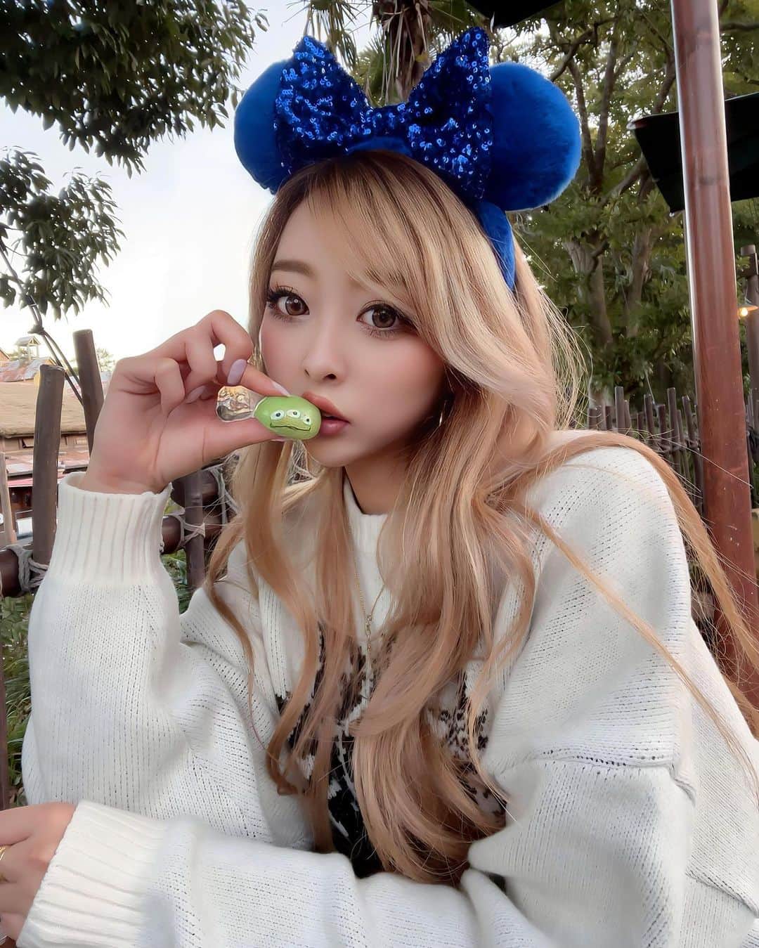 まあーか（まかたん）さんのインスタグラム写真 - (まあーか（まかたん）Instagram)「. もちもち(´･ω･`)💚はむはむ(´･ω･`)💚 ﾘﾄﾙｸﾞﾘｰﾝﾏﾝ添えたら映えるてゆったやつ誰？🥺 . #tokyodisneysea #disneysea #disney#東京ディズニーシー #ディズニーシー#ディズニー#ディズニーコーデ#ディズニーカチューシャ #冬ディズニー#防寒コーデ #乗り物好き #パレードより乗り物派 #餃子ドッグよりうきわまん派 #リトルグリーンマン#リトルグリーンメン#ターキーレッグ断念#久々のインパ#大人の遠足#アダルティ」2月21日 12時25分 - m_k_gram