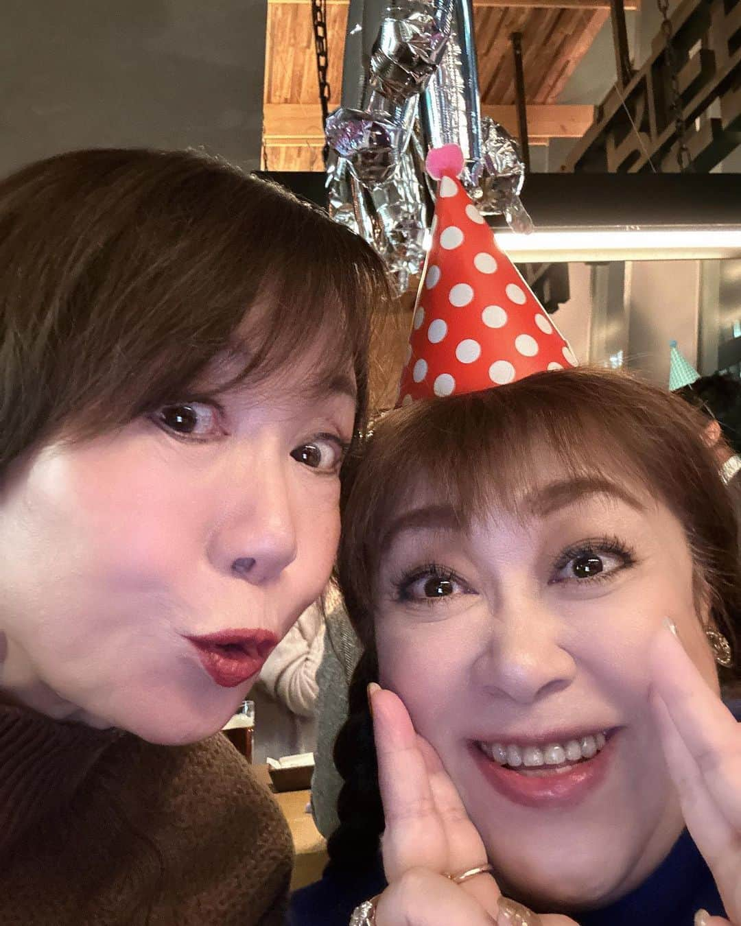 奈美悦子さんのインスタグラム写真 - (奈美悦子Instagram)「お友達のお誕生日のお祝い🎉 #お誕生日 #お祝い #おめでとう #おめでとうございます #仲良し #友達 #お祝いは楽しいね #パーティー #バースデー」2月21日 13時29分 - nami.etsuko