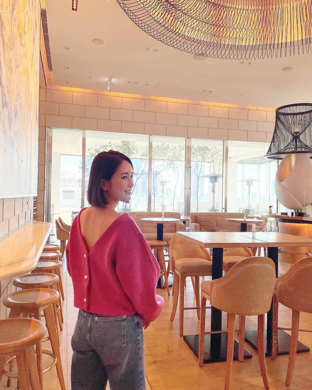 KAORI.OMURA 大村香織さんのインスタグラム写真 - (KAORI.OMURA 大村香織Instagram)「早起きして朝食☺︎ お仕事の山を１つ終えたので ゆったり朝食！  朝起きて 自分で朝食を用意しなくて 食べれるって幸せ♡  最近ピンク色を着る事が増えた♡ 正しくは昔はピンクを よく着ていたんだけど 最近着てなかったんだけど また着る気分になってきた♡  ピンク色って身につけると 女性ホルモンが 活性化される気がする🤔  2wayのニット　@midor__official  デニム　@zara   #カジュアルコーデ #デニムコーデ #ピンクニット #40代ファッション #アラフォー#44歳#バルコン東京 #港区ホテル#三井ガーデンホテル六本木プレミア#ザラジョ」2月21日 15時14分 - kaori.omura