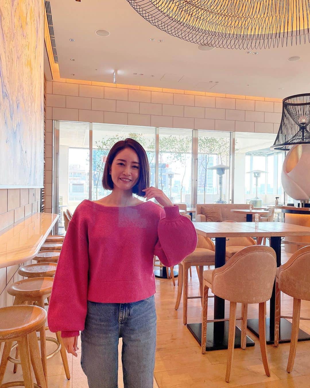 KAORI.OMURA 大村香織さんのインスタグラム写真 - (KAORI.OMURA 大村香織Instagram)「早起きして朝食☺︎ お仕事の山を１つ終えたので ゆったり朝食！  朝起きて 自分で朝食を用意しなくて 食べれるって幸せ♡  最近ピンク色を着る事が増えた♡ 正しくは昔はピンクを よく着ていたんだけど 最近着てなかったんだけど また着る気分になってきた♡  ピンク色って身につけると 女性ホルモンが 活性化される気がする🤔  2wayのニット　@midor__official  デニム　@zara   #カジュアルコーデ #デニムコーデ #ピンクニット #40代ファッション #アラフォー#44歳#バルコン東京 #港区ホテル#三井ガーデンホテル六本木プレミア#ザラジョ」2月21日 15時14分 - kaori.omura
