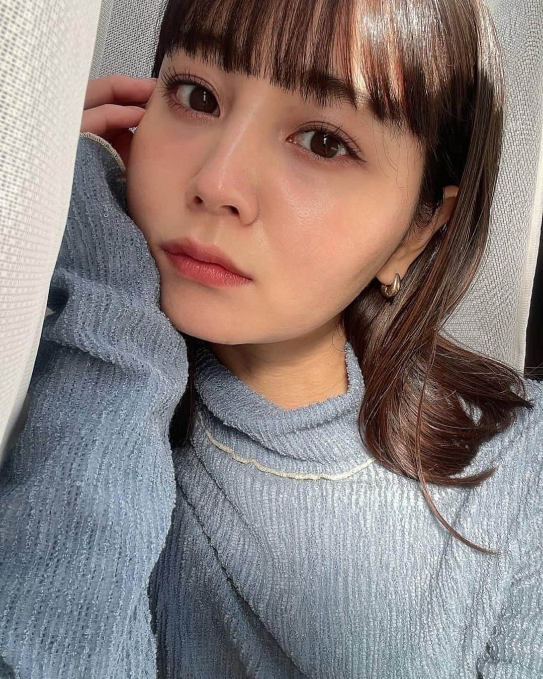 NANAMIさんのインスタグラム写真 - (NANAMIInstagram)「dプログラム💧 久しぶりにライン使いで大ヒット！！ これ本当におすすめだから長くなります...  この季節乾燥がすごくてオイルに美容液にってたくさん塗りたくってたんだけど、dプログラムを使い始めてからこの化粧水と乳液の２つだけ◎ 私は保湿重視のピンクを使ってるのもあってこの２つだけでしっとりぷるんとなめらかなお肌に♡  年々、花粉の季節は肌が敏感に感じる期間が長くなるんだけど 今年はもうゆらぎはじめてて、、 それもプラスされてさらに敏感肌になってたんだけどそれも化粧水ミストと洗顔も合わせて、なんだかいい感じ✨  あとこの洗顔のもっちり泡に驚き！！ しゃばしゃばじゃない泡って結構あるけどこれは特別濃厚泡で、泡の密度がかなり濃いのがすごくわかるから、しっかり花粉やほこりなども落としきってくれるよ◎  ミストも乾燥が気になる時やメイク直しの時にも大活躍✌️✌️  私ももともと肌が弱い方だから花粉などの微粒子汚れや乾燥が 気になってる人はぜひ試してみて欲しい🫶🏻🫶🏻  #花粉の季節の頼れる相棒 #肌あれ気にせず春楽しもう #花粉の季節もなめらか美肌 #花粉 #肌あれ #敏感肌 #dプログラム #アレルバリア #pr #nanaおすすめ化粧品　#nanami美容」2月21日 16時57分 - nanami023