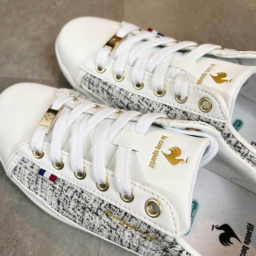 横山紗弓さんのインスタグラム写真 - (横山紗弓Instagram)「@lecoqsportif_japan 👟🦢 久々にスニーカーにときめいた♡  LA ローラン SM 軽量性とフィット感にこだわった定番コートスタイル 「LA ROLAND(ラ ローラン)」のシーズナルモデル。 アッパーにシーズナル性とトレンド性のある素材を落とし込むことで よりトレンドのファッションの足元に合うように 仕上げられているそうです✨ アクセントになるシューピアスがデザインのポイント。 見た目も可愛く、クッション性もあるので楽ちんです！ 上品なコーデにも合うかな〜と思ったので 配色カーディガンにお気に入りのバッグを合わせました🤝 #PR #ルコックスポルティフ #ルコック #LAローラン  #ルコックスニーカー」2月21日 17時17分 - 1129sym