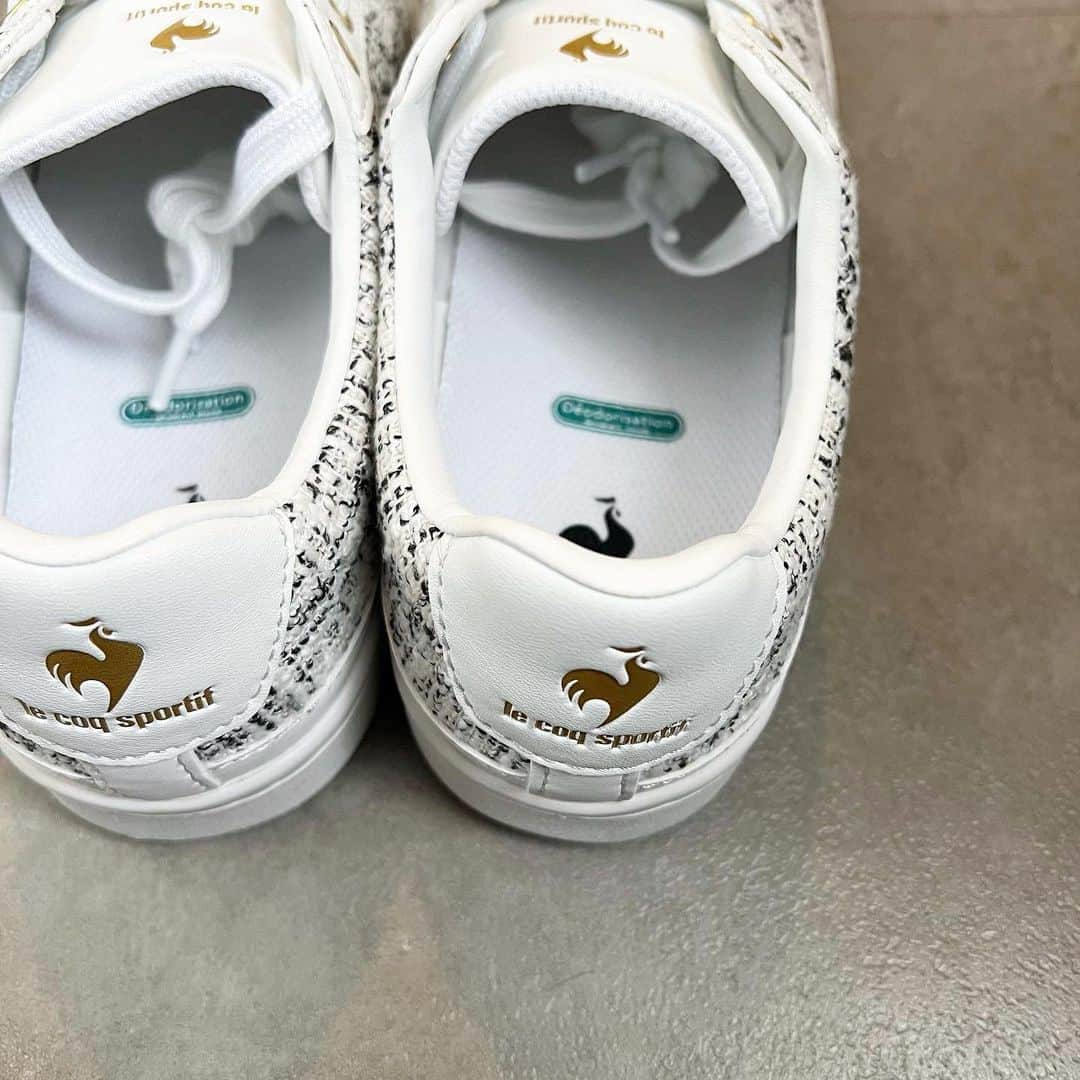 横山紗弓さんのインスタグラム写真 - (横山紗弓Instagram)「@lecoqsportif_japan 👟🦢 久々にスニーカーにときめいた♡  LA ローラン SM 軽量性とフィット感にこだわった定番コートスタイル 「LA ROLAND(ラ ローラン)」のシーズナルモデル。 アッパーにシーズナル性とトレンド性のある素材を落とし込むことで よりトレンドのファッションの足元に合うように 仕上げられているそうです✨ アクセントになるシューピアスがデザインのポイント。 見た目も可愛く、クッション性もあるので楽ちんです！ 上品なコーデにも合うかな〜と思ったので 配色カーディガンにお気に入りのバッグを合わせました🤝 #PR #ルコックスポルティフ #ルコック #LAローラン  #ルコックスニーカー」2月21日 17時17分 - 1129sym