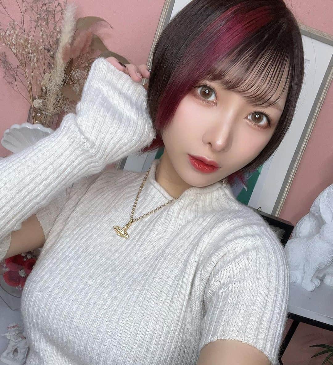 えっちゃんさんのインスタグラム写真 - (えっちゃんInstagram)「. まっしろきらきら . .  #トゥースジュエリー がかわいい💎 . #トゥースジェム を歯医者でつけてきたよ！ 　@dr_junri 先生につけてもらった！ ホワイトニングもして白くなったし 笑うと漫画みたいにきらってするの ラッパーみたいになるんじゃないのって言われてたけど意外と評判いい💖笑 控えめクリアのスワロフスキーハート！ . ちなみに、何でついてるかというと ・歯科矯正やラミネートベニヤなどにつかう接着剤なので歯に負担ない どれくらい持つの？ ・3〜6ヶ月らしい！ どんなストーンがある？ ・ノーマルストーン、ドロップ、ダイヤ、ハート、色々あったよ🤭 .  #トゥースジェム #トゥースジュエリー #歯 #ホワイトニング」2月21日 17時30分 - ecchan_bom2