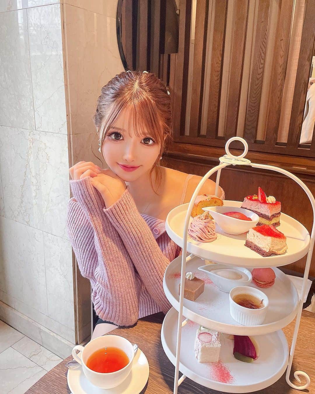 桜咲乃愛さんのインスタグラム写真 - (桜咲乃愛Instagram)「ヴィーガンアフタヌーンティー🍓🍽🌸✨  ヴィーガンカフェにハマり中だよ💓💓💓  ここヴィーガンなのに美味しかった🥰💕おすすめ💓✨  この日のコーデかわいくてお気に入りっ💓🌸✨  #ヴィーガンカフェ#ヴィーガンアフタヌーンティー#新宿カフェ#新宿三丁目#新宿三丁目カフェ #新宿伊勢丹#春コーデ#ピンクニット#ピンクコーデ #リボンヘア#ポニーテール」2月21日 17時56分 - noasama1101