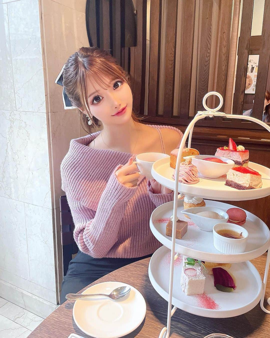 桜咲乃愛さんのインスタグラム写真 - (桜咲乃愛Instagram)「ヴィーガンアフタヌーンティー🍓🍽🌸✨  ヴィーガンカフェにハマり中だよ💓💓💓  ここヴィーガンなのに美味しかった🥰💕おすすめ💓✨  この日のコーデかわいくてお気に入りっ💓🌸✨  #ヴィーガンカフェ#ヴィーガンアフタヌーンティー#新宿カフェ#新宿三丁目#新宿三丁目カフェ #新宿伊勢丹#春コーデ#ピンクニット#ピンクコーデ #リボンヘア#ポニーテール」2月21日 17時56分 - noasama1101