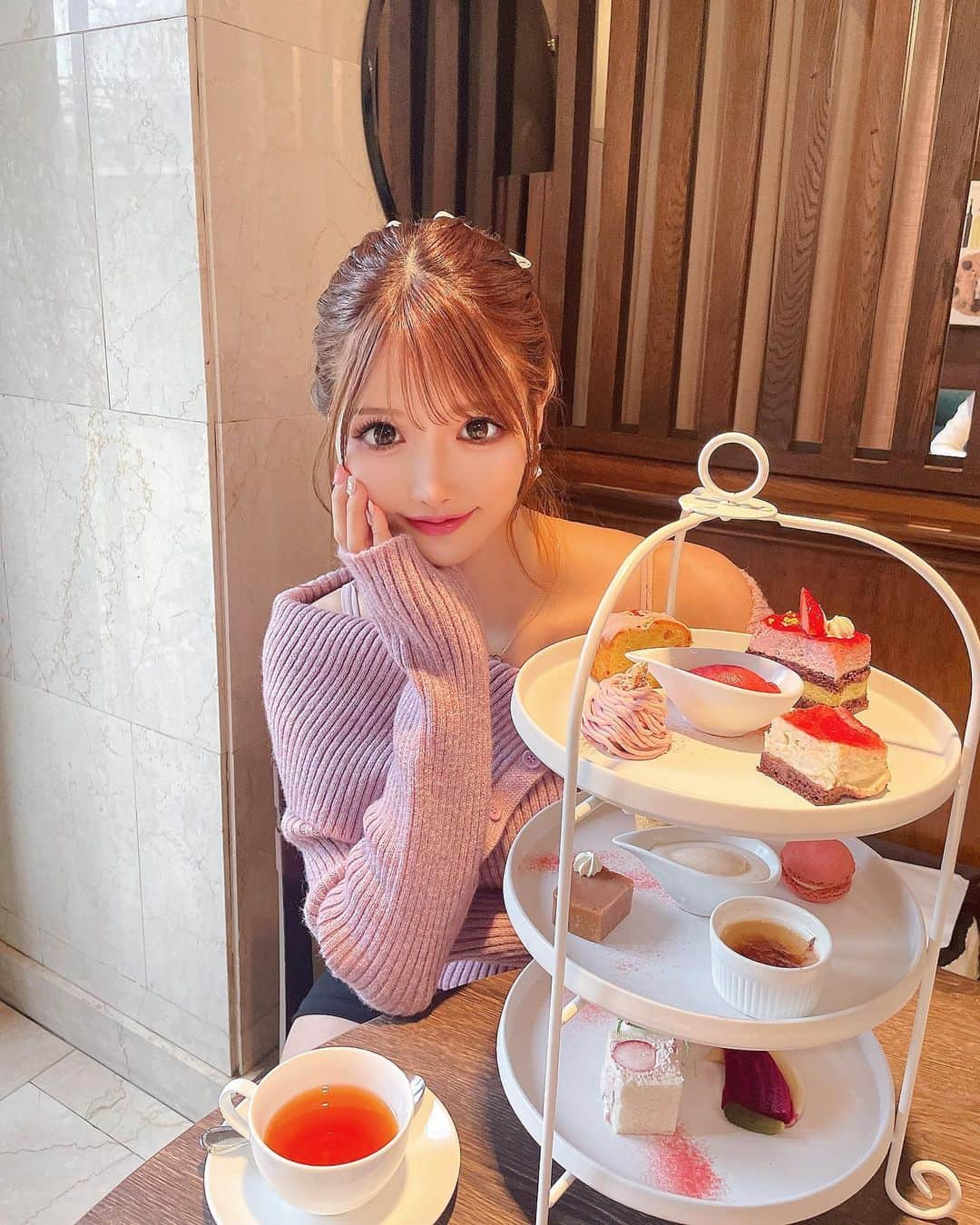 桜咲乃愛さんのインスタグラム写真 - (桜咲乃愛Instagram)「ヴィーガンアフタヌーンティー🍓🍽🌸✨  ヴィーガンカフェにハマり中だよ💓💓💓  ここヴィーガンなのに美味しかった🥰💕おすすめ💓✨  この日のコーデかわいくてお気に入りっ💓🌸✨  #ヴィーガンカフェ#ヴィーガンアフタヌーンティー#新宿カフェ#新宿三丁目#新宿三丁目カフェ #新宿伊勢丹#春コーデ#ピンクニット#ピンクコーデ #リボンヘア#ポニーテール」2月21日 17時56分 - noasama1101