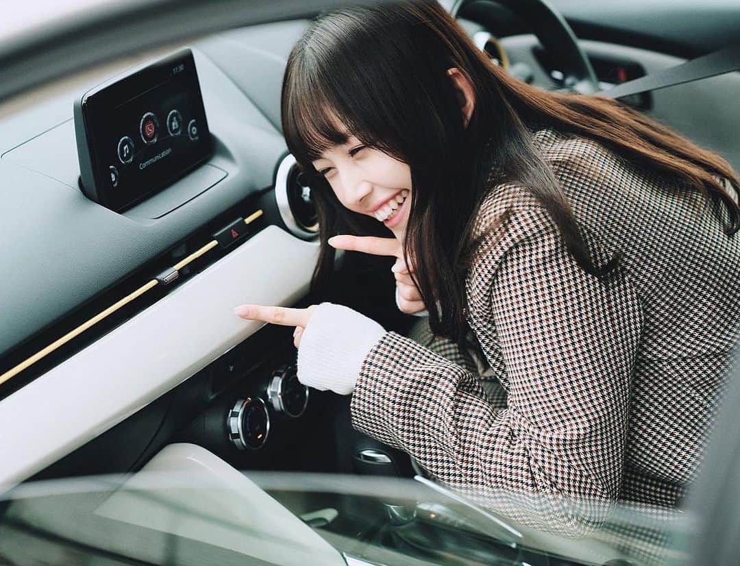 森日菜美さんのインスタグラム写真 - (森日菜美Instagram)「先日発売された 「カーセンサー」4月号に 掲載して頂いてます🚗👦🏼 ころんてした可愛い形のMAZDA2で 横浜の街を運転して、うきうきドライブ気分でした 車をもっと深く好きになりたい~~是非みてね！」2月21日 19時43分 - hinami_mori