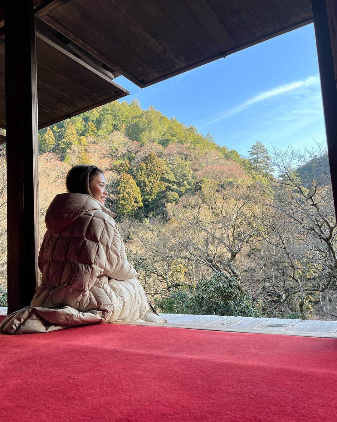 Risako Yamamotoさんのインスタグラム写真 - (Risako YamamotoInstagram)「京都でのお食事前に京都観光を満喫🫶🏽​ 混雑を避けて穴場スポットを巡ったコースを最高に楽しめたのでシェア♡​ ​ まずは神護寺へ。​ かわらけ投げ発祥の地。高台から眺める景色や、清々しい空気の森林浴も楽しめました☺︎​ 駐車場のおじさんのうんちくを聞くのがまた楽しかった😆​ (聞かないと中に行けない笑)​ ​ そのまま少し歩くと美しい清滝川を渡って西明寺へ。​ 徳川綱吉の母が建立したお寺で、学生時代に習った歴史の授業が懐かしくも感じました💭​ ​ 最後はずっと行ってみたかった世界遺産の高山寺。​ お茶の発祥地や鳥獣戯画が所蔵されているので有名ですよね🐇​ お茶室でお抹茶を頂いてほっこり休憩。​ またじっくりと時間を掛けて回りたい広大なお寺でした👀​ ​ まだまだ京都は知らないスポットがたくさん！​ 仁和寺や道の駅ウッディー京北も行きたいナ♥︎​ ​ 京都駅前から西日本JRバスに乗ったら、乗り換えなしで行けるので便利🚌🫶🏽 ​  #京都 #kyoto #京都観光 #高雄 #神護寺 #高山寺​ #pr #京北賀茂神社 #周山城跡 #京都京北ナビ #西日本JRバス​」2月21日 20時03分 - risako_yamamoto