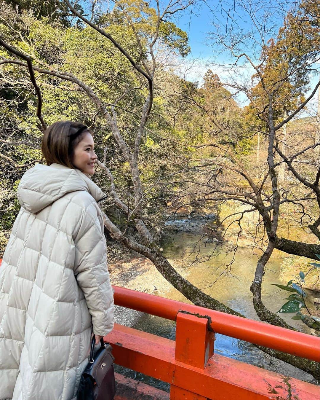 Risako Yamamotoさんのインスタグラム写真 - (Risako YamamotoInstagram)「京都でのお食事前に京都観光を満喫🫶🏽​ 混雑を避けて穴場スポットを巡ったコースを最高に楽しめたのでシェア♡​ ​ まずは神護寺へ。​ かわらけ投げ発祥の地。高台から眺める景色や、清々しい空気の森林浴も楽しめました☺︎​ 駐車場のおじさんのうんちくを聞くのがまた楽しかった😆​ (聞かないと中に行けない笑)​ ​ そのまま少し歩くと美しい清滝川を渡って西明寺へ。​ 徳川綱吉の母が建立したお寺で、学生時代に習った歴史の授業が懐かしくも感じました💭​ ​ 最後はずっと行ってみたかった世界遺産の高山寺。​ お茶の発祥地や鳥獣戯画が所蔵されているので有名ですよね🐇​ お茶室でお抹茶を頂いてほっこり休憩。​ またじっくりと時間を掛けて回りたい広大なお寺でした👀​ ​ まだまだ京都は知らないスポットがたくさん！​ 仁和寺や道の駅ウッディー京北も行きたいナ♥︎​ ​ 京都駅前から西日本JRバスに乗ったら、乗り換えなしで行けるので便利🚌🫶🏽 ​  #京都 #kyoto #京都観光 #高雄 #神護寺 #高山寺​ #pr #京北賀茂神社 #周山城跡 #京都京北ナビ #西日本JRバス​」2月21日 20時03分 - risako_yamamoto