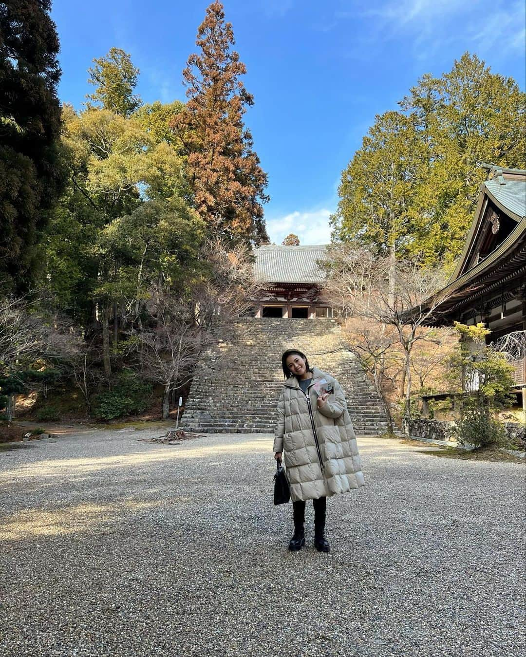 Risako Yamamotoさんのインスタグラム写真 - (Risako YamamotoInstagram)「京都でのお食事前に京都観光を満喫🫶🏽​ 混雑を避けて穴場スポットを巡ったコースを最高に楽しめたのでシェア♡​ ​ まずは神護寺へ。​ かわらけ投げ発祥の地。高台から眺める景色や、清々しい空気の森林浴も楽しめました☺︎​ 駐車場のおじさんのうんちくを聞くのがまた楽しかった😆​ (聞かないと中に行けない笑)​ ​ そのまま少し歩くと美しい清滝川を渡って西明寺へ。​ 徳川綱吉の母が建立したお寺で、学生時代に習った歴史の授業が懐かしくも感じました💭​ ​ 最後はずっと行ってみたかった世界遺産の高山寺。​ お茶の発祥地や鳥獣戯画が所蔵されているので有名ですよね🐇​ お茶室でお抹茶を頂いてほっこり休憩。​ またじっくりと時間を掛けて回りたい広大なお寺でした👀​ ​ まだまだ京都は知らないスポットがたくさん！​ 仁和寺や道の駅ウッディー京北も行きたいナ♥︎​ ​ 京都駅前から西日本JRバスに乗ったら、乗り換えなしで行けるので便利🚌🫶🏽 ​  #京都 #kyoto #京都観光 #高雄 #神護寺 #高山寺​ #pr #京北賀茂神社 #周山城跡 #京都京北ナビ #西日本JRバス​」2月21日 20時03分 - risako_yamamoto