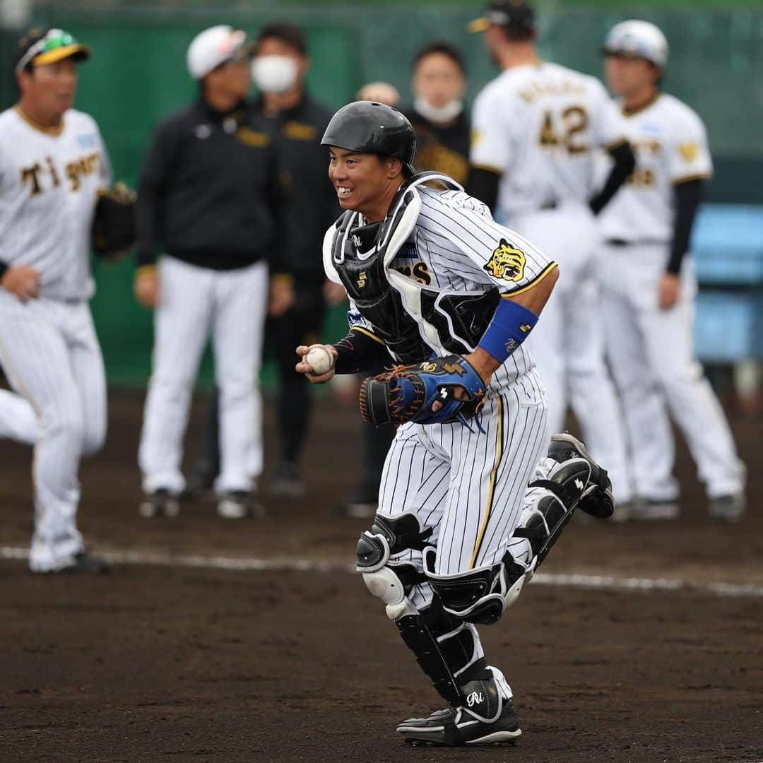 阪神タイガースさんのインスタグラム写真 - (阪神タイガースInstagram)「2月21日、宜野座村野球場での春季キャンプの様子・野手編です！ #島田海吏 選手 #梅野隆太郎 選手 #大山悠輔 選手 #髙山俊 選手 #渡邉諒 選手 #佐藤輝明 選手 #糸原健斗 選手 #坂本誠志郎 選手 #藤田健斗 選手 #森下翔太 選手 #阪神タイガース  #宜野座キャンプ  #ARE ★キャンプ中継は#虎テレ で！」2月21日 20時21分 - hanshintigers_official