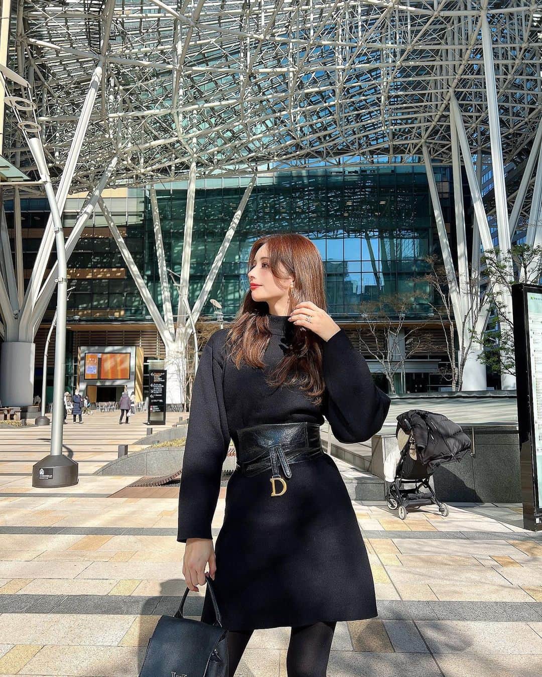 得あゆさんのインスタグラム写真 - (得あゆInstagram)「2月からコート無しで出かけてる。 最近はまた、寒い。笑  #東京ミッドタウン六本木 #東京ミッドタウン  ・ ・ ・ ・ ・ ・ ・ ・ ・ ・ ・ ・ ・ ・ ・ ・ ・ ・ #ミッドタウン#ミッドタウン六本木#ミッドタウンランチ#ランチ巡り#東京ランチ#東京グルメ#東京観光#東京旅行#六本木#六本木カフェ#六本木グルメ#六本木デート#港区女子#港区グルメ#観光名所#映え#インスタ映え#ニットワンピース#ベルト#ママコーデ#ママファッション#ママライフ#休日の過ごし方#休日コーデ#tokyocafe#アラサー女子#家族時間#赤坂」2月21日 21時50分 - tokuayu819