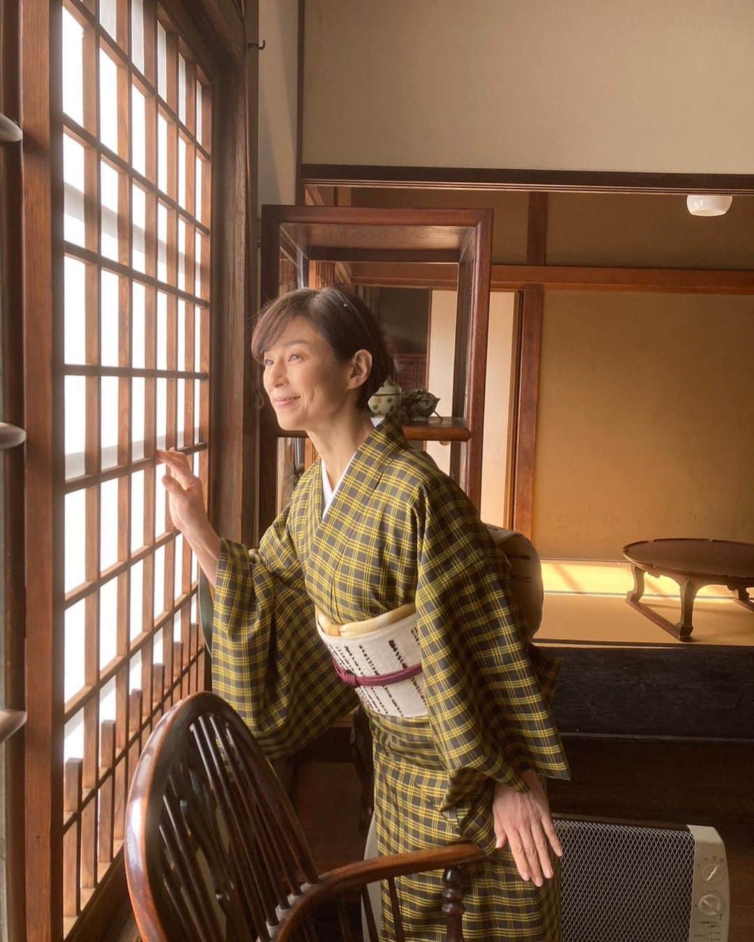 鈴木保奈美さんのインスタグラム写真 - (鈴木保奈美Instagram)「『美しいキモノ』春号 そういえば今年の元日は、どこへも行かないけれど一日中きものですごしたのでした。普段着のきものも、良いですよね。」2月21日 22時41分 - honamisuzukiofficial