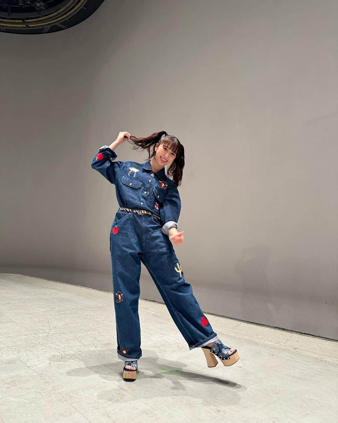 玉井詩織さんのインスタグラム写真 - (玉井詩織Instagram)「💙 デニム×ツイン🫶🏻  shirt/pants: @wranglerjapan  shoes: @charleskeith_jp  earrings/ring: @e.m.__official  tie: @refaire.tokyo   #momoclo #フォーク村 #たま衣装 #デニムセットアップ」2月22日 0時13分 - shioritamai_official